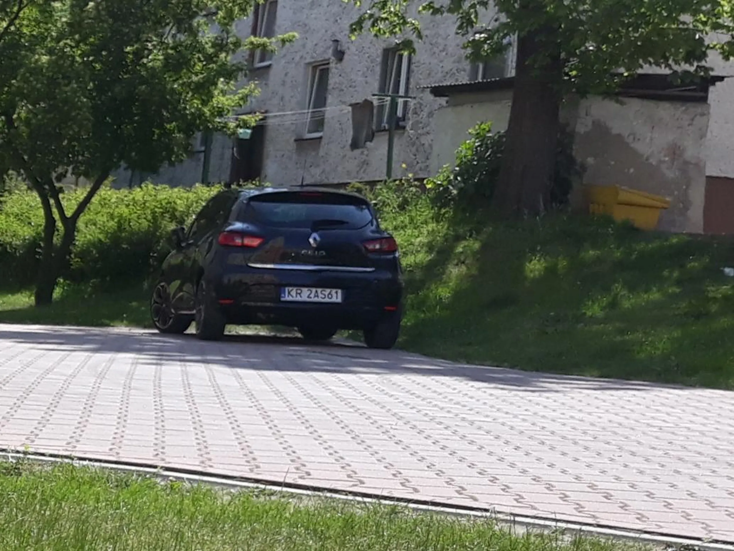 Droga pożarowa, skrzyżowanie, zakaz postoju, zakaz wjazdu. Kumulacja wykroczeń w jednym miejscu.