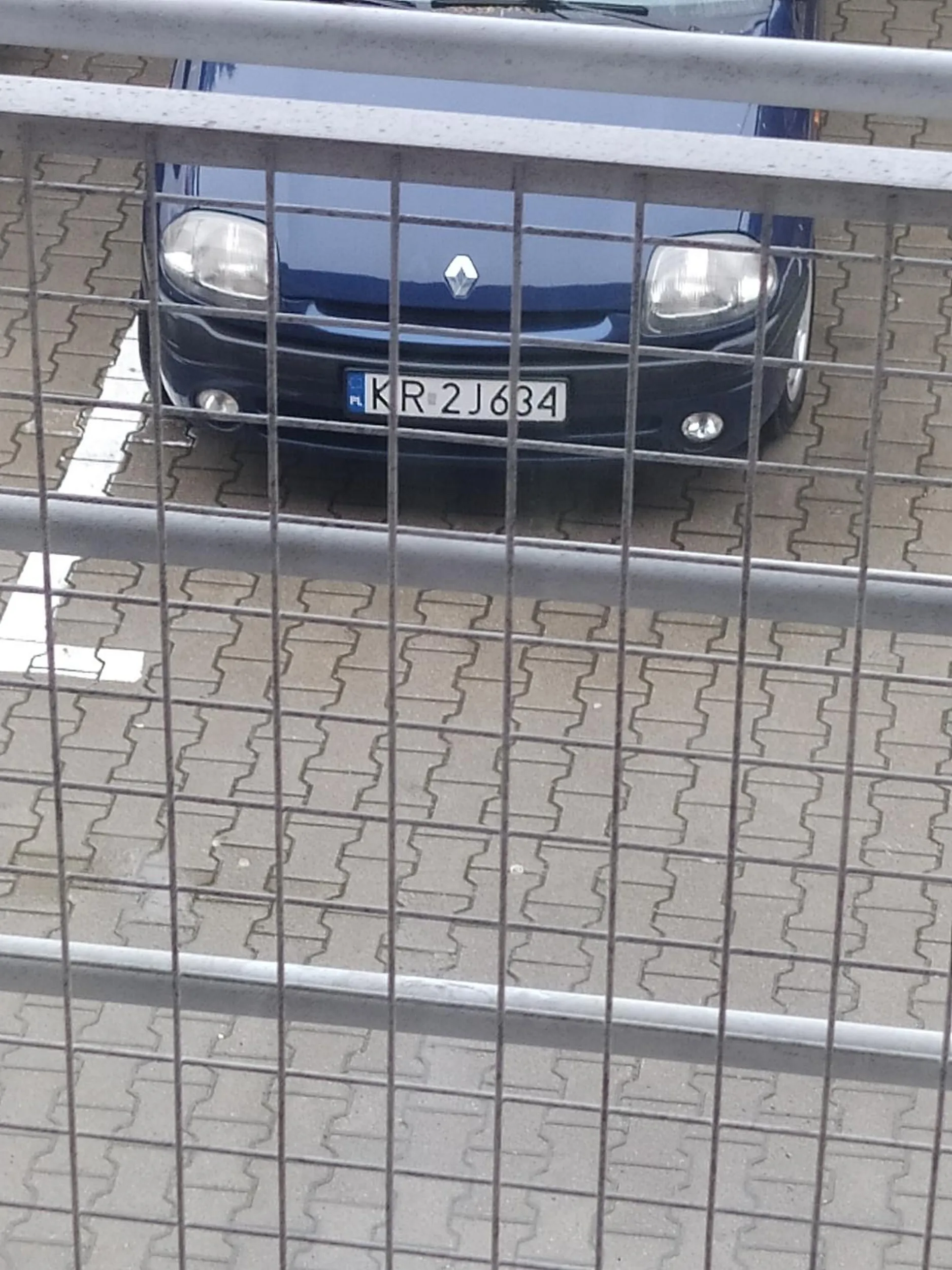 Kur.. O krakusie nauczę Cię kultury i szacunku do cudzej pracy następnym razem, za 5 min postoju 4 kiepy za okno i naucz się parkować w liniach