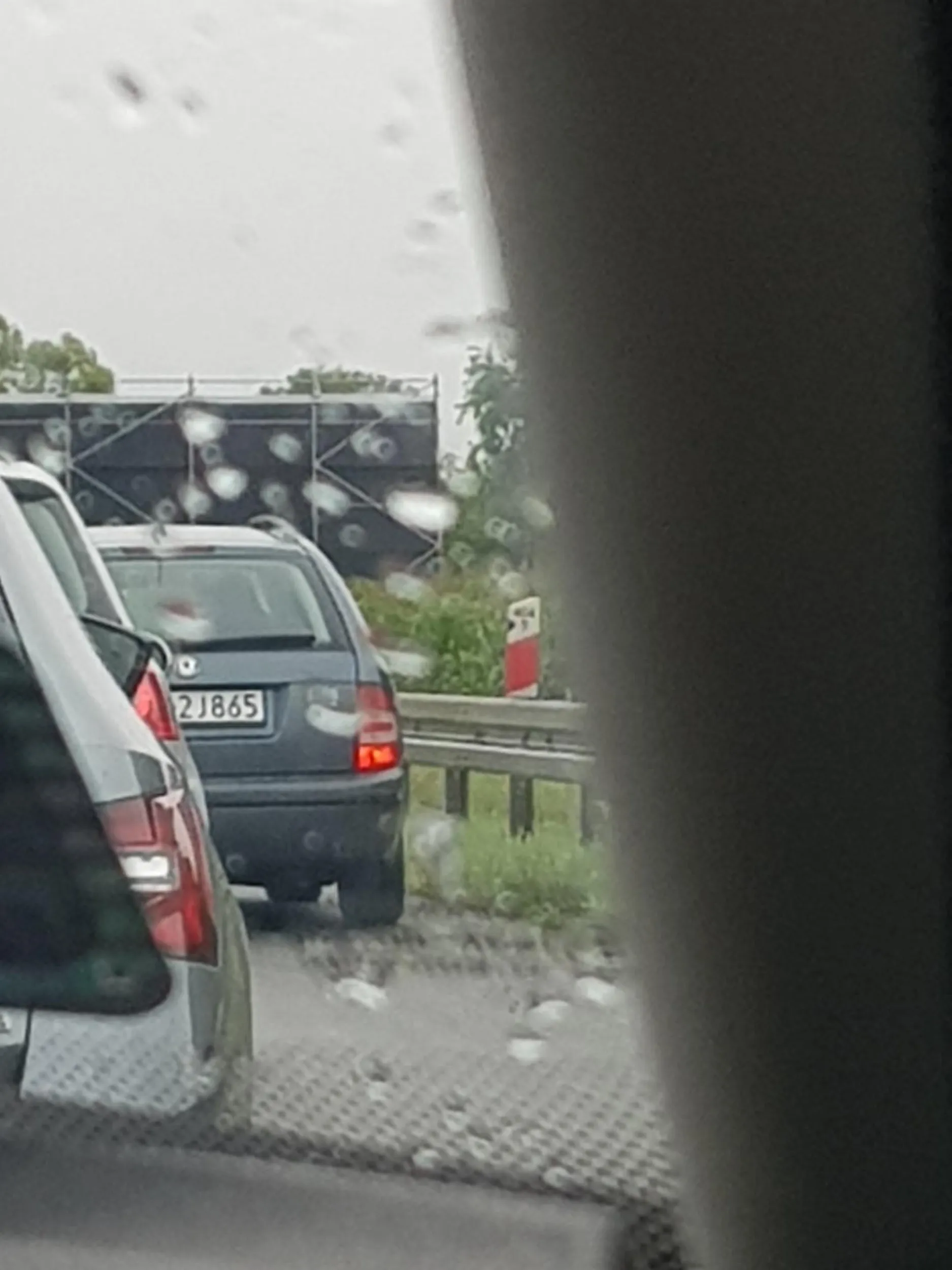 Nie polecam kierowcy, na autostradzie omija korek pasem awaryjnym, gdy co chwilę trzeba na niego zjeżdżać ponieważ środkiem jeżdżą pojazdy uprzywilejowane. Kierowca blokuje awaryjny pas przez co nie można na niego zjechać jeśli będzie jechał jakiś pojazd na sygnale. Nie polecam.