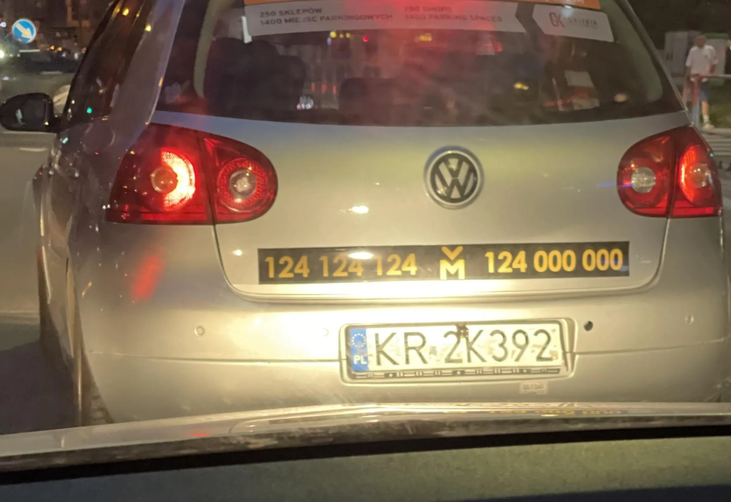 Potrójne wymuszenie pierwszeństwa. Najpierw zajechał mi drogę wyjeżdżając z ul. Wrocławskiej na Prądnicką, później bez kierunkowskaza wjechał przede mnie na lewy pas skrętu w kierunku Al. 29  listopada i tam wymusił pierwszeństwo pojazdowi jadącemu od Nowego Kleparza ledwie unikając zderzenia bocznego.. Jadąc w jego kierunku widziałem jego dalszą agresywną i niebezpieczną jazdę i wyprzedzanie samochodów prawym pasem. Niedopuszczalne. Jazda w takim stylu na pewno skończy się kolizją