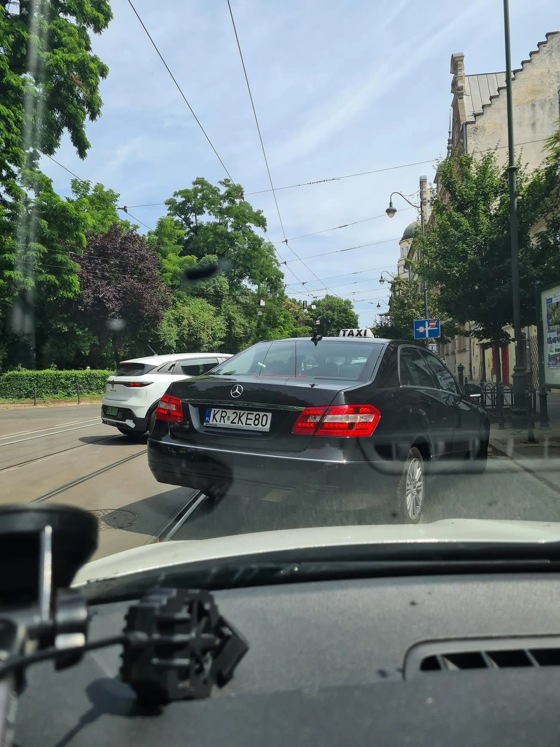 Kierowca wymusza pierwszeństwo włączając się do ruchu