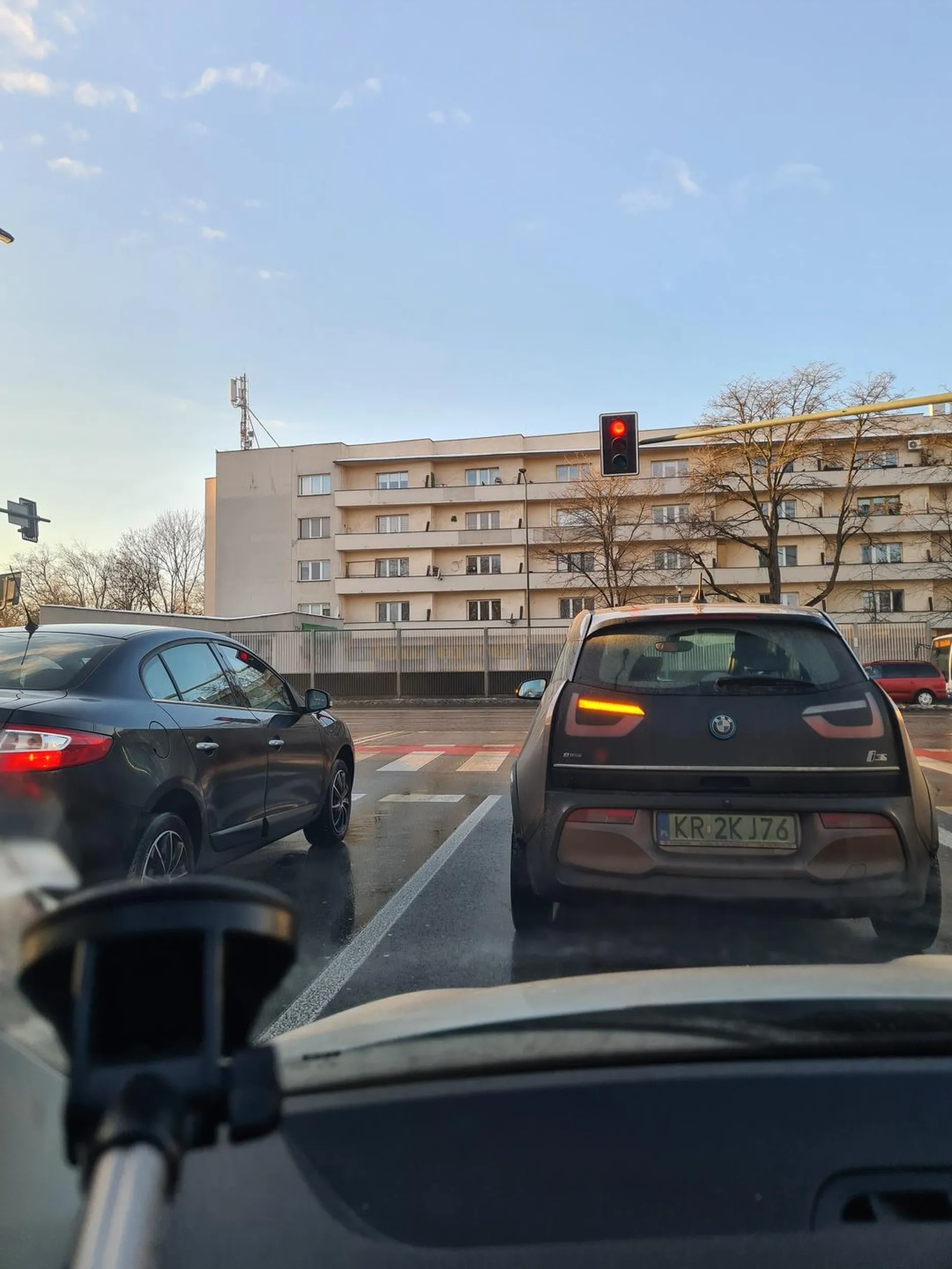 Kierowca jeździ niebezpiecznie i wyprzedza na linii podwójnej ciągłej