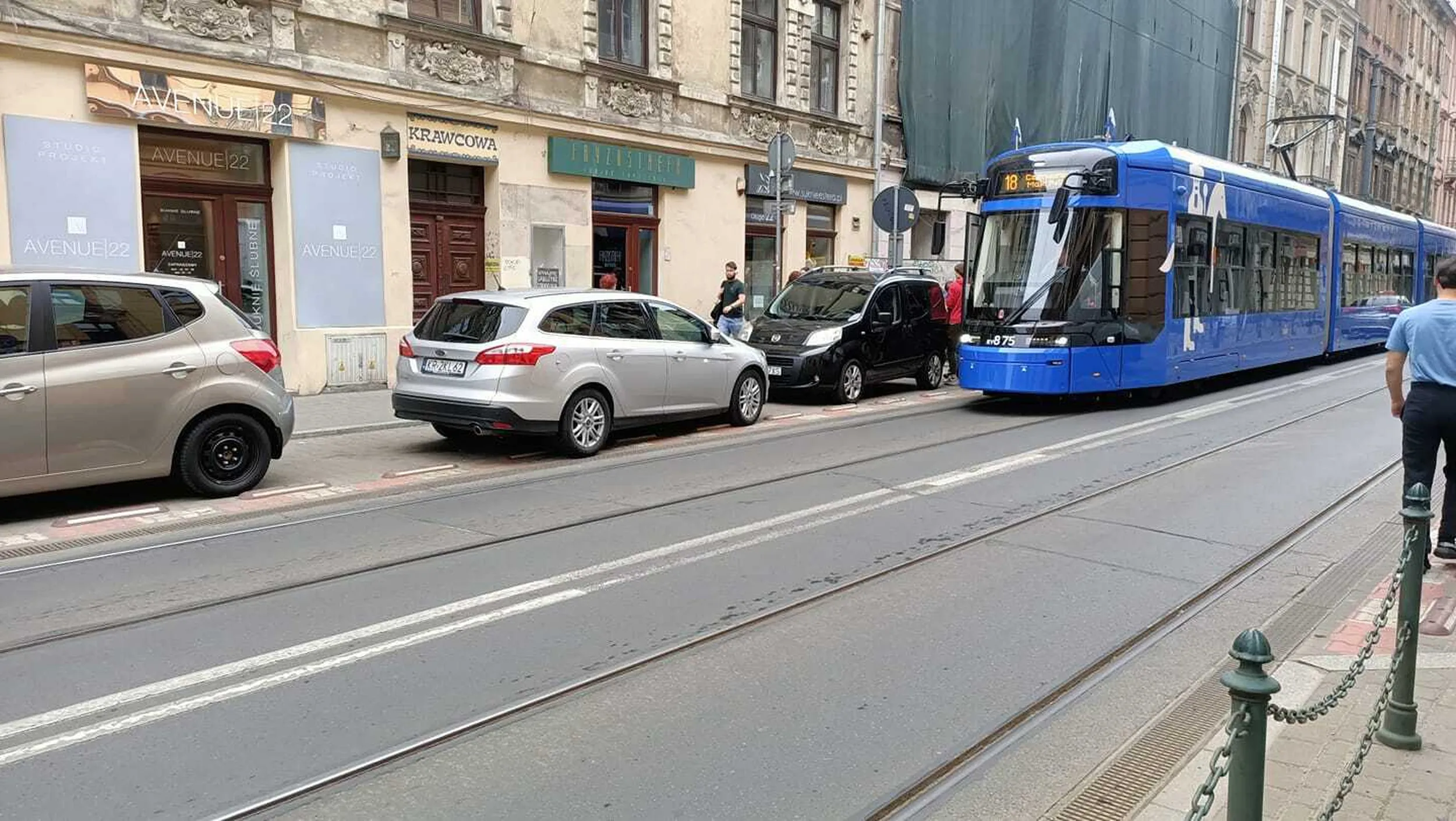 Bezmyślność kierowcy spowodowała zatrzymanie tramwaju na jednej z głównym ulic Krakowa. Kilkaset osób tego dnia miało na pewno popsuty humor :)