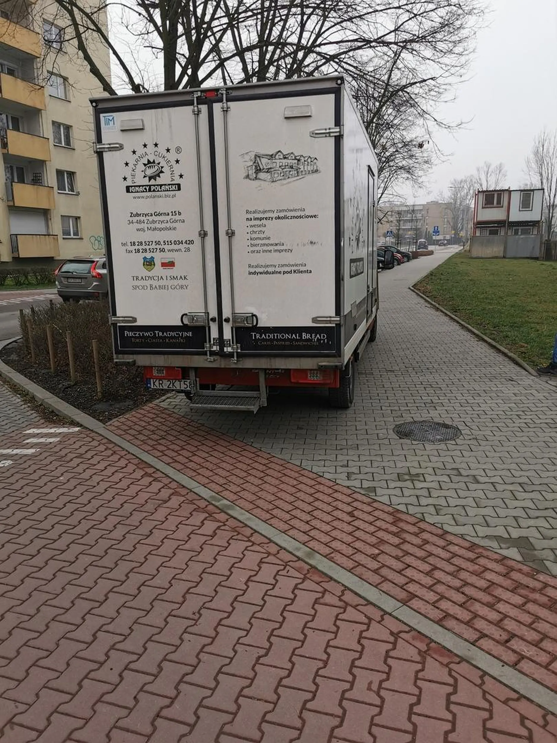 Jazda wzdłuż po chodniku, parkowanie na chodniku przy samym przedszkolu i stwarzanie zagrożenia dla pieszych w tym dzieci..