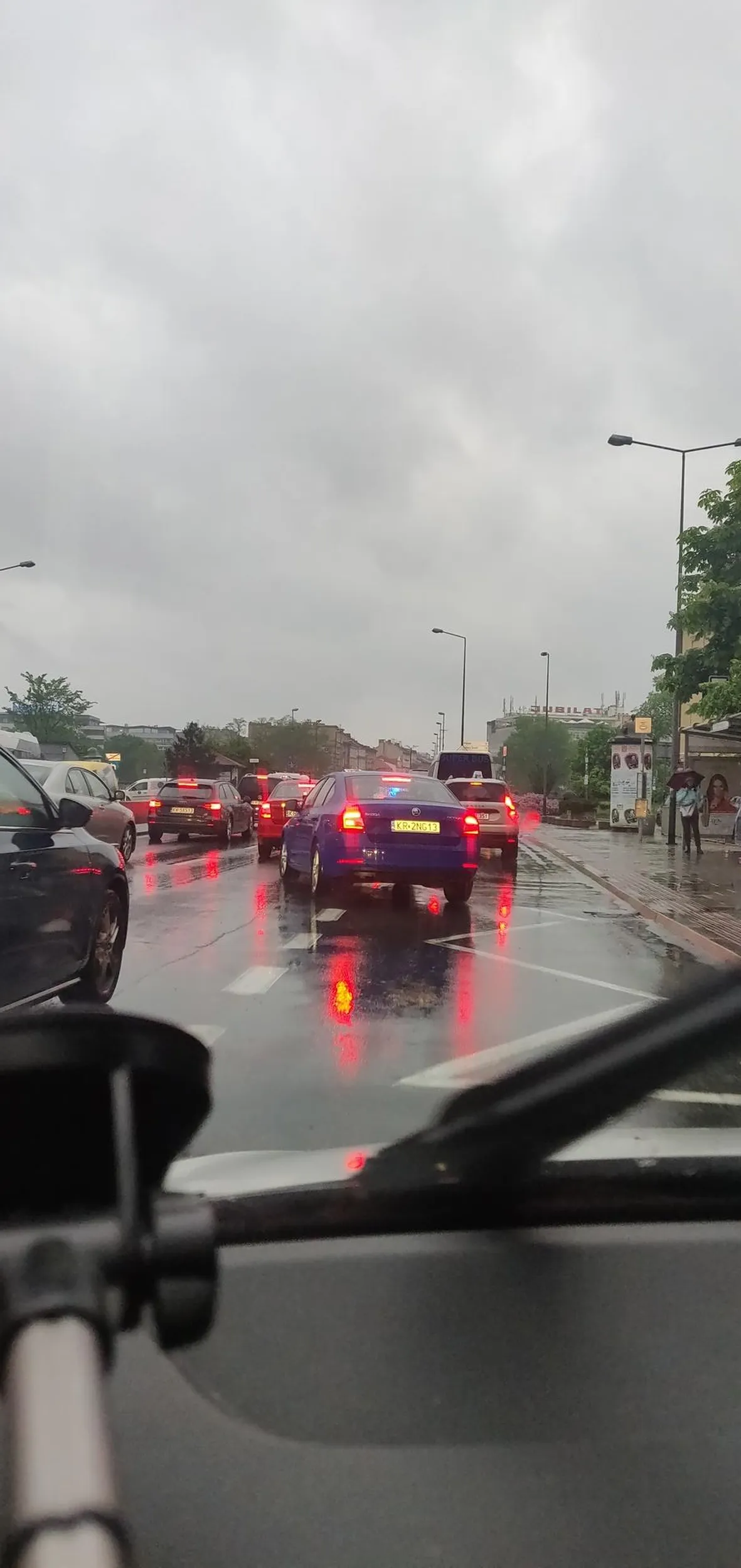 Kierowca jeździ buspasem bezprawnie