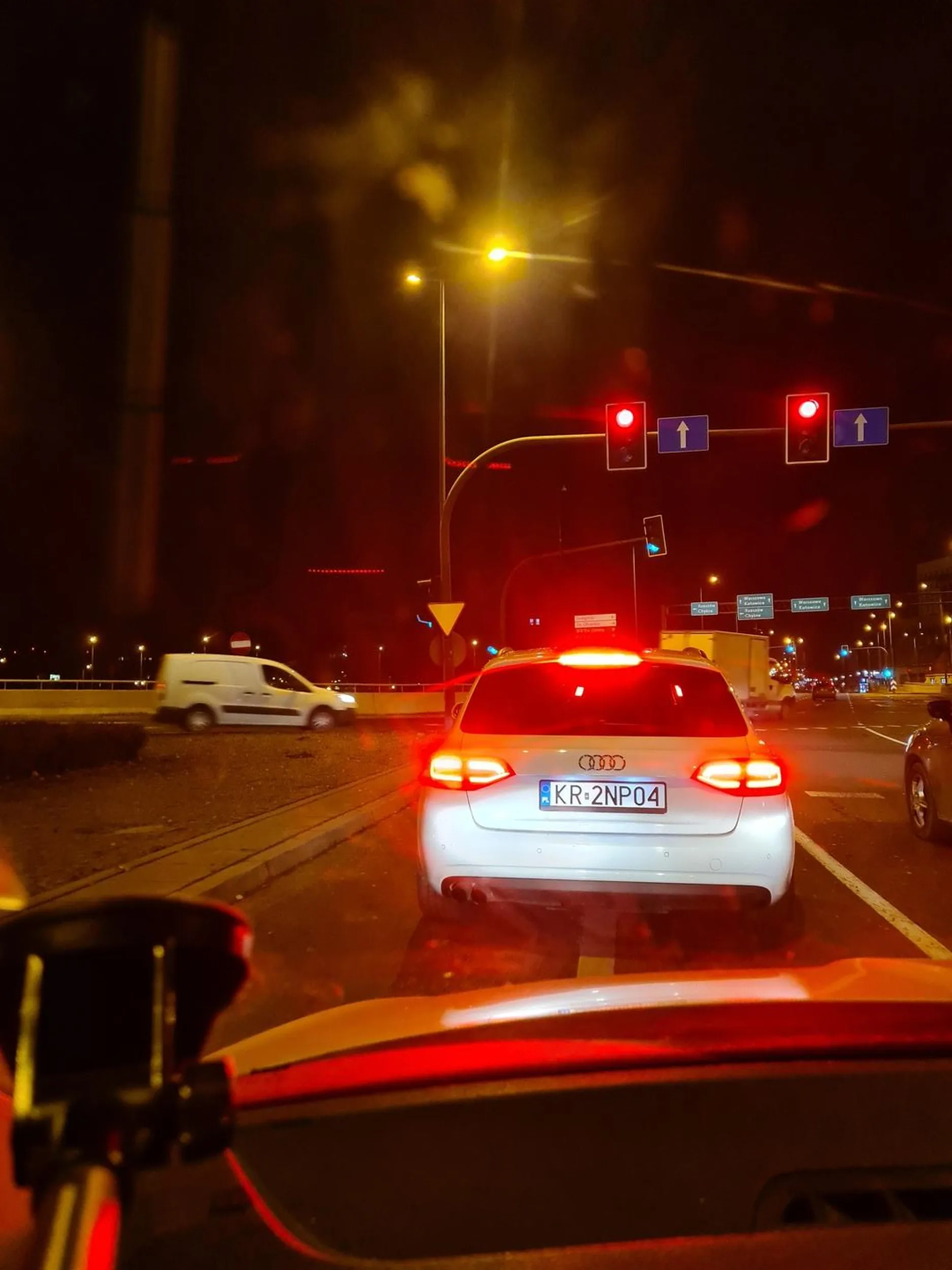 Kierowca zmienia pasy ruchu niebezpiecznie