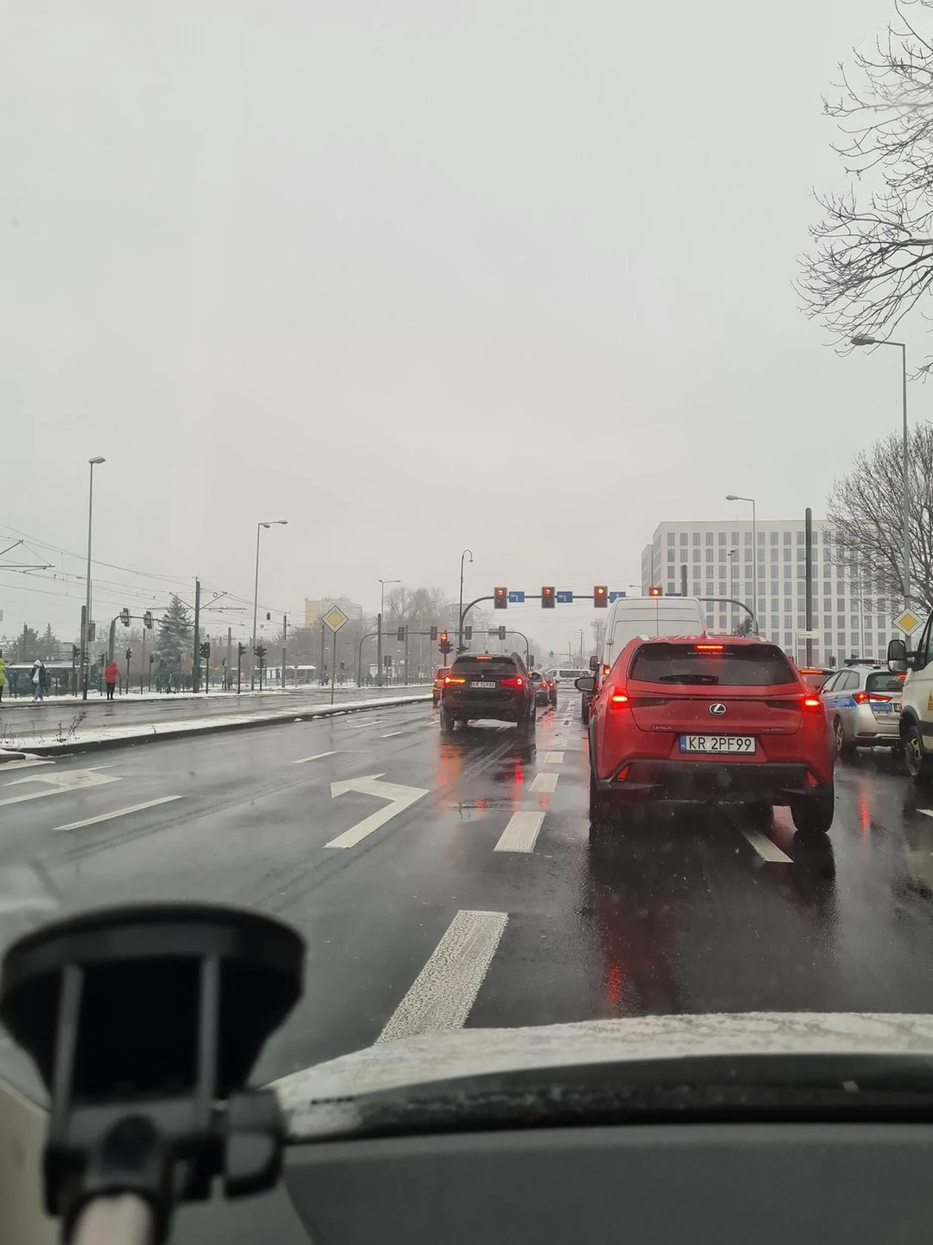 Kierowca wymusza pierwszeństwo zajeżdża drogę. I zjeżdża na nie swój pas ruchu. Jeszcze do tego bez kierunkowskazów