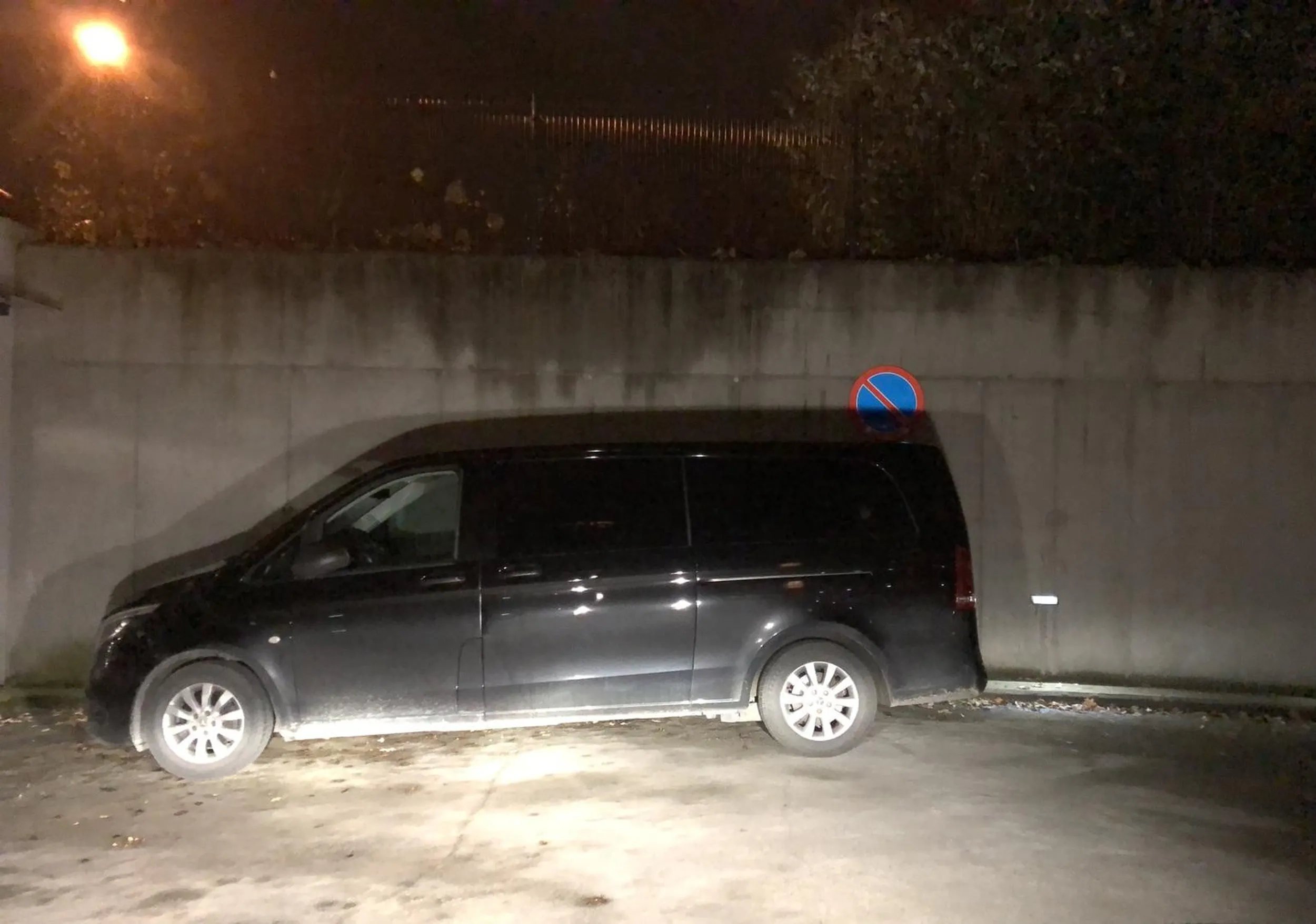 Pan wiecznie parkuje na zakazie, zastawiając dwa prywatne wjazdy do garaży osiedlowych. iW dupie ma to ze blokuje przejazdy i innych ludzi. Sytuacja od paru miesięcy ta sama. Samolub