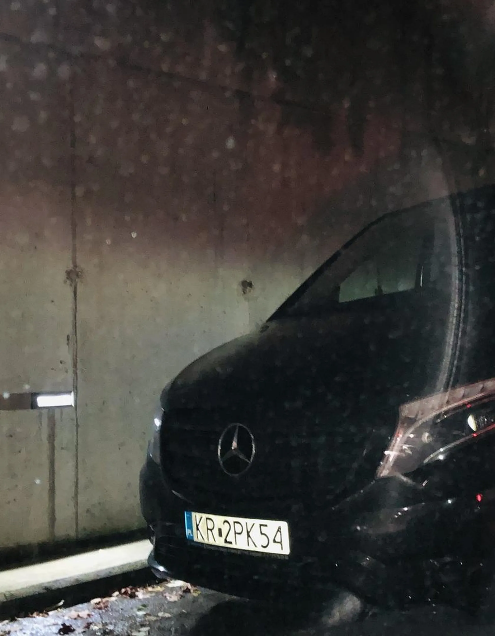 Pan wiecznie parkuje na zakazie, zastawiając dwa prywatne wjazdy do garaży osiedlowych. iW dupie ma to ze blokuje przejazdy i innych ludzi. Sytuacja od paru miesięcy ta sama. Samolub