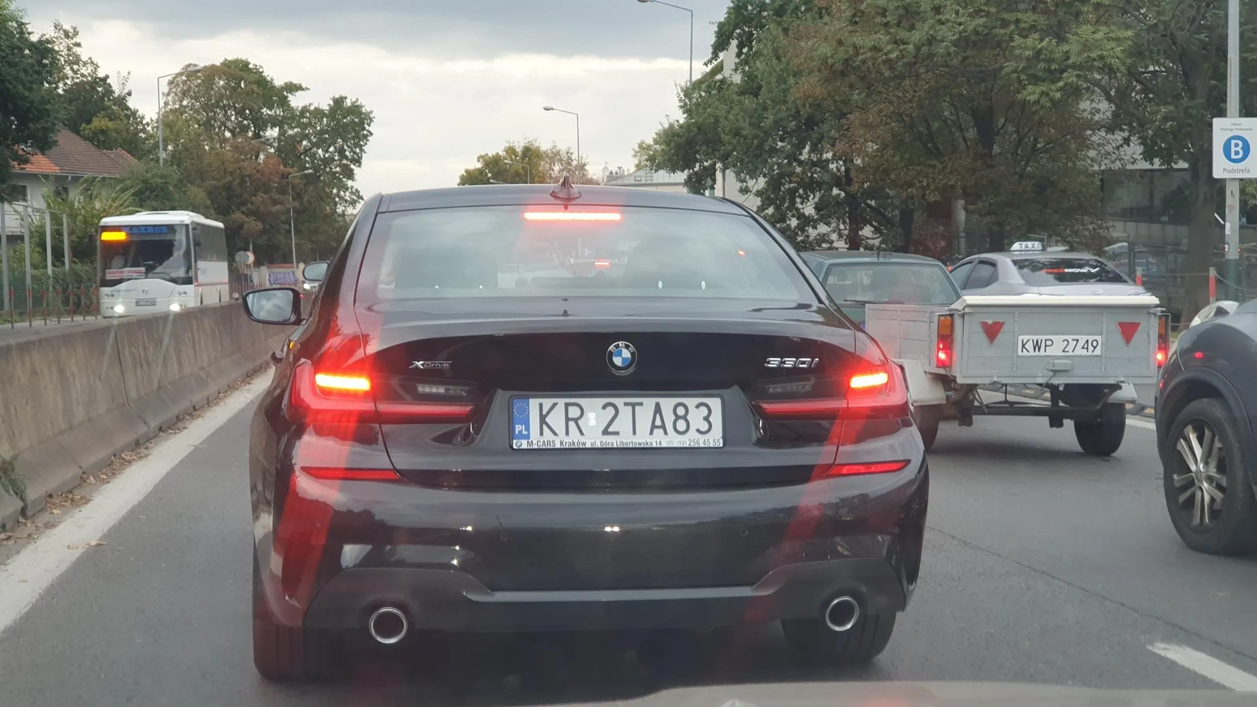 Nie dość że niecierpliwy to jeszcze cwaniak który się beszczelnie wpycha na czerwonym świetle. Typowy burak w Bolidzie Małego Wacka