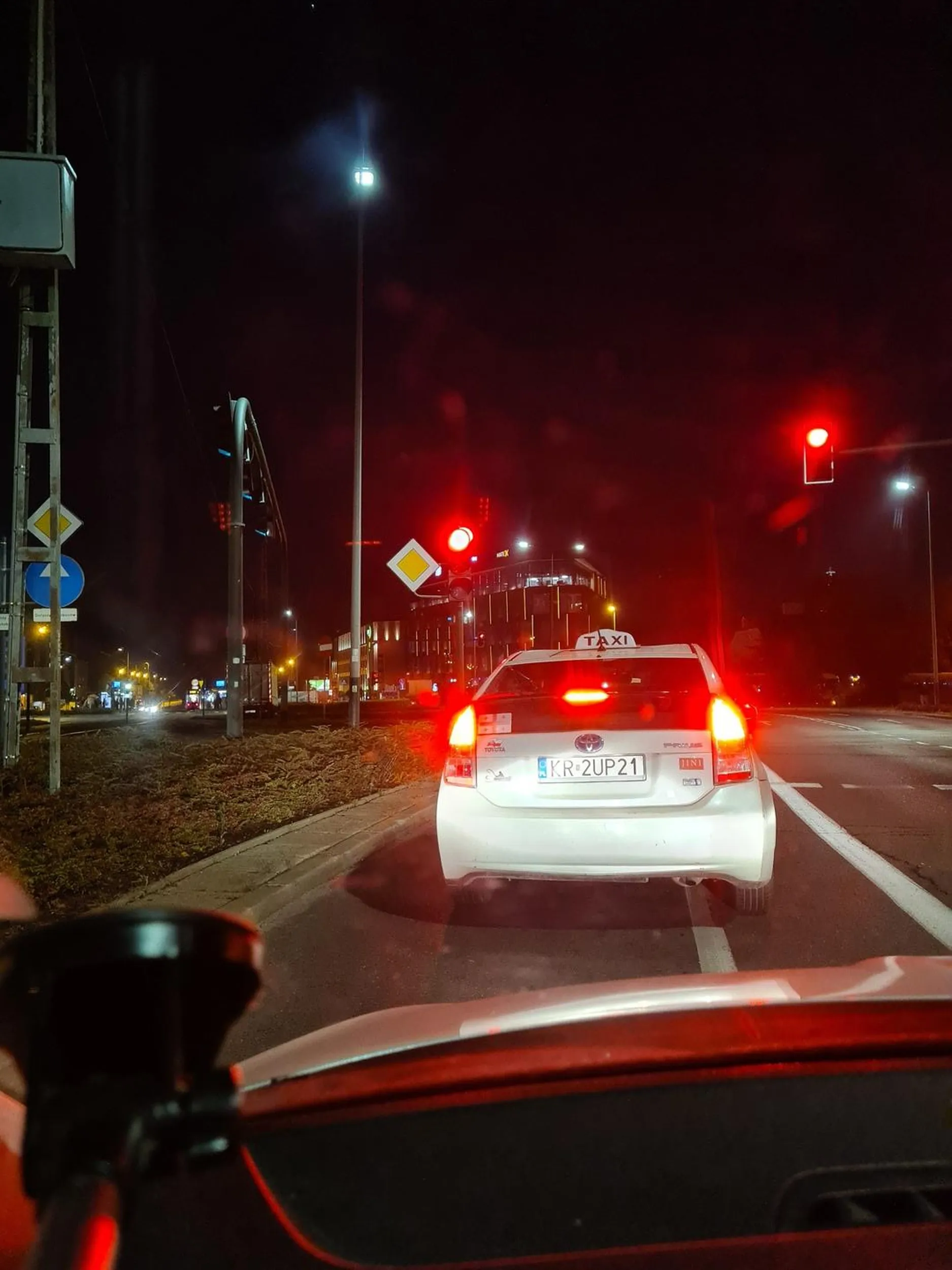 Kierowca wyprzedza w niebezpiecznimym miejscu i jeździ za szybko