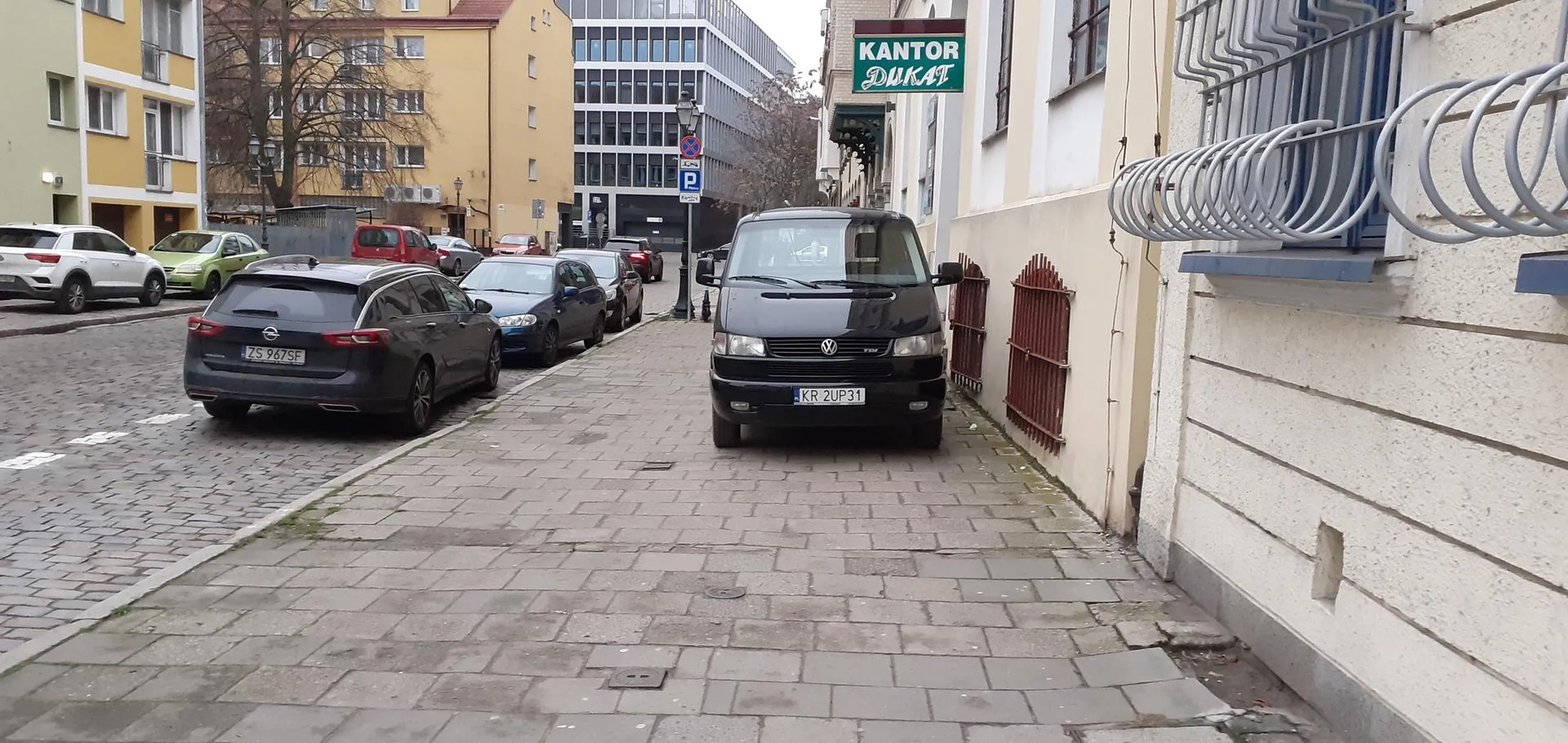 To trzeba być prawdziwym głąbem i burakiem aby tak zaparkować. Cham z Krakowa ?