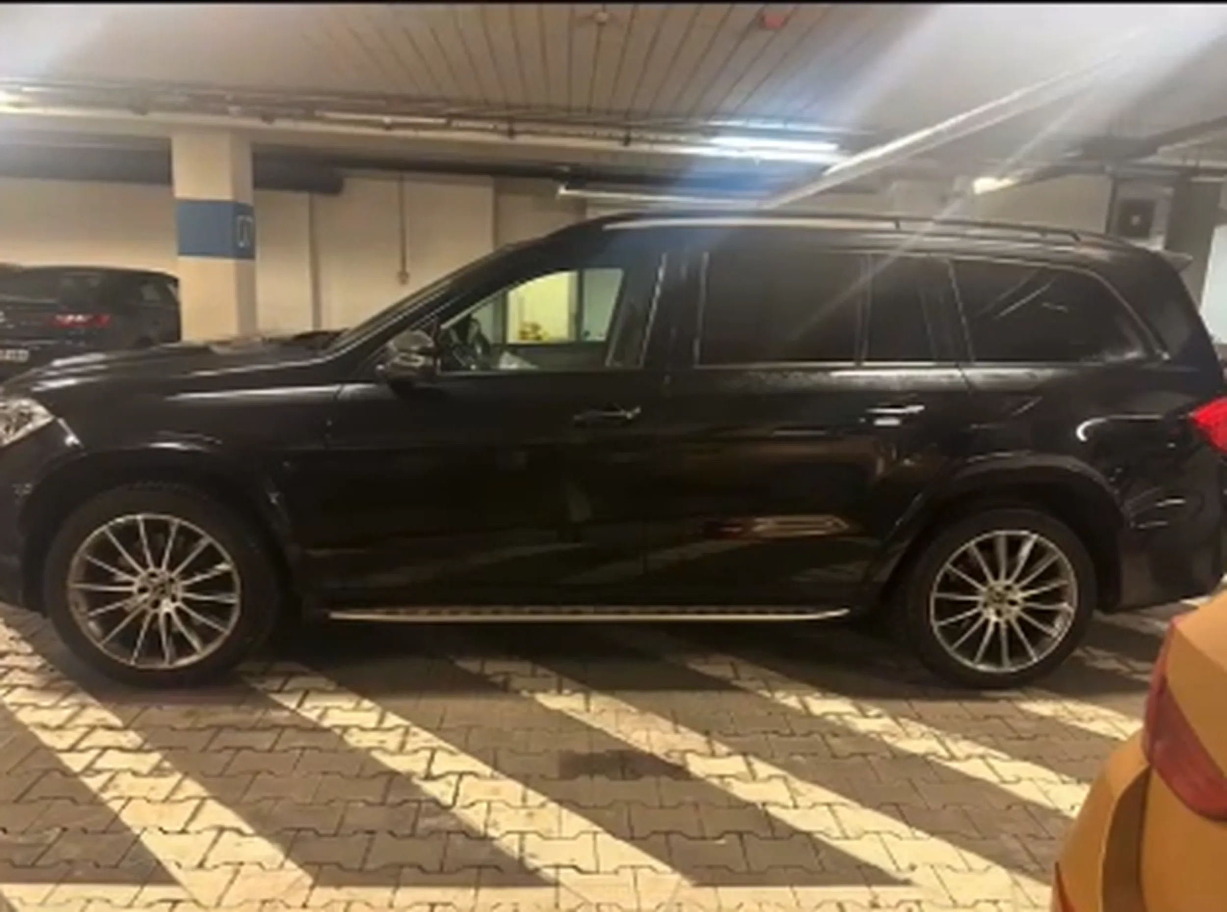 Wymalowana paniusia po raz kolejny staje swoim SUVem na miejscu niedozwolonym w galerii Bonarka w Krakowie! Prawo jazdy chyba w czipsach znalazła! po raz kolejny nie da się przejechać, czekam aż ktoś da jej mandat..