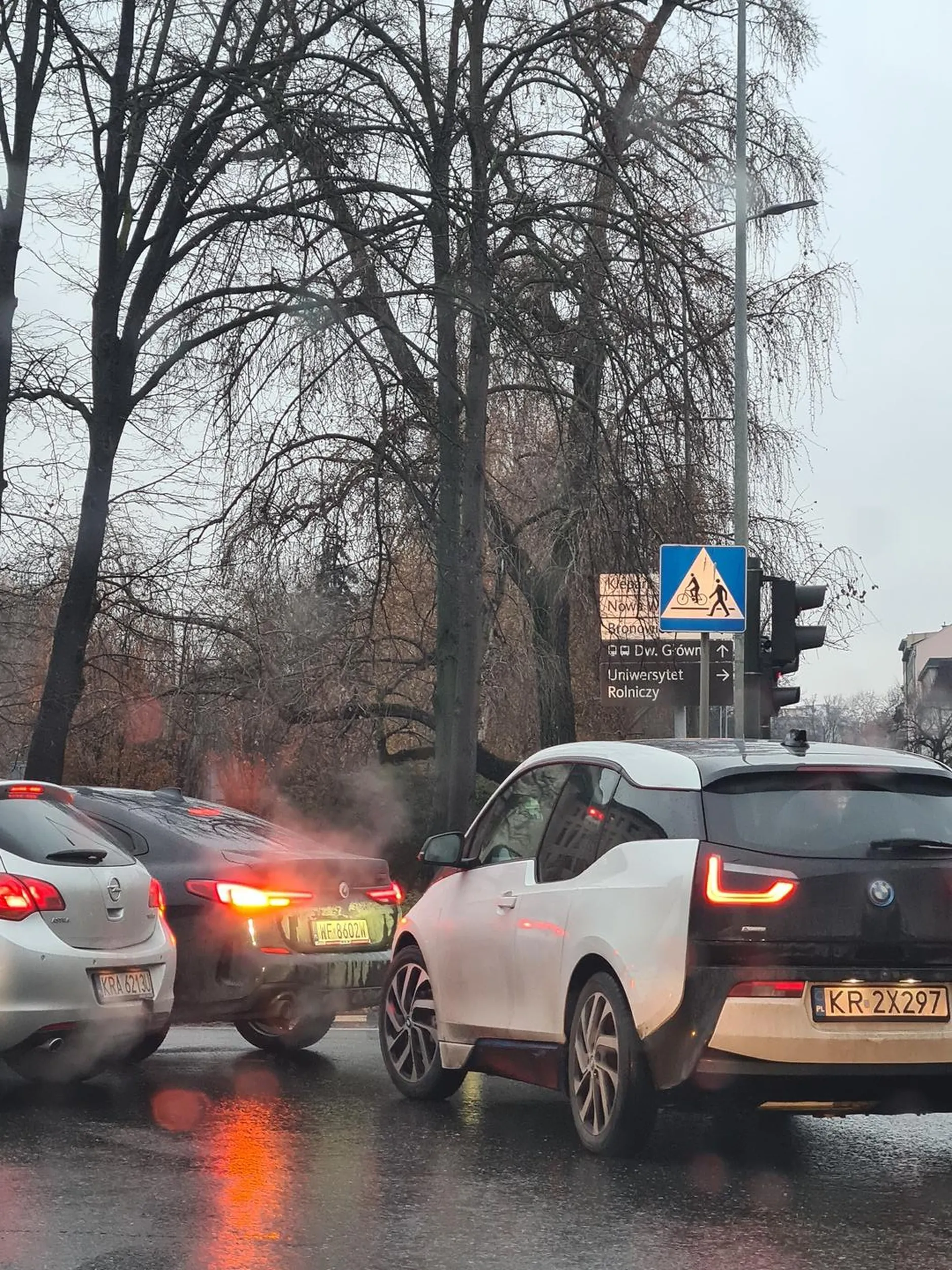 Kierowca stwarza zagrożenie na drodze skręca w lewo z pasa do jazdy na wprost i ostro hamuje wciskając się