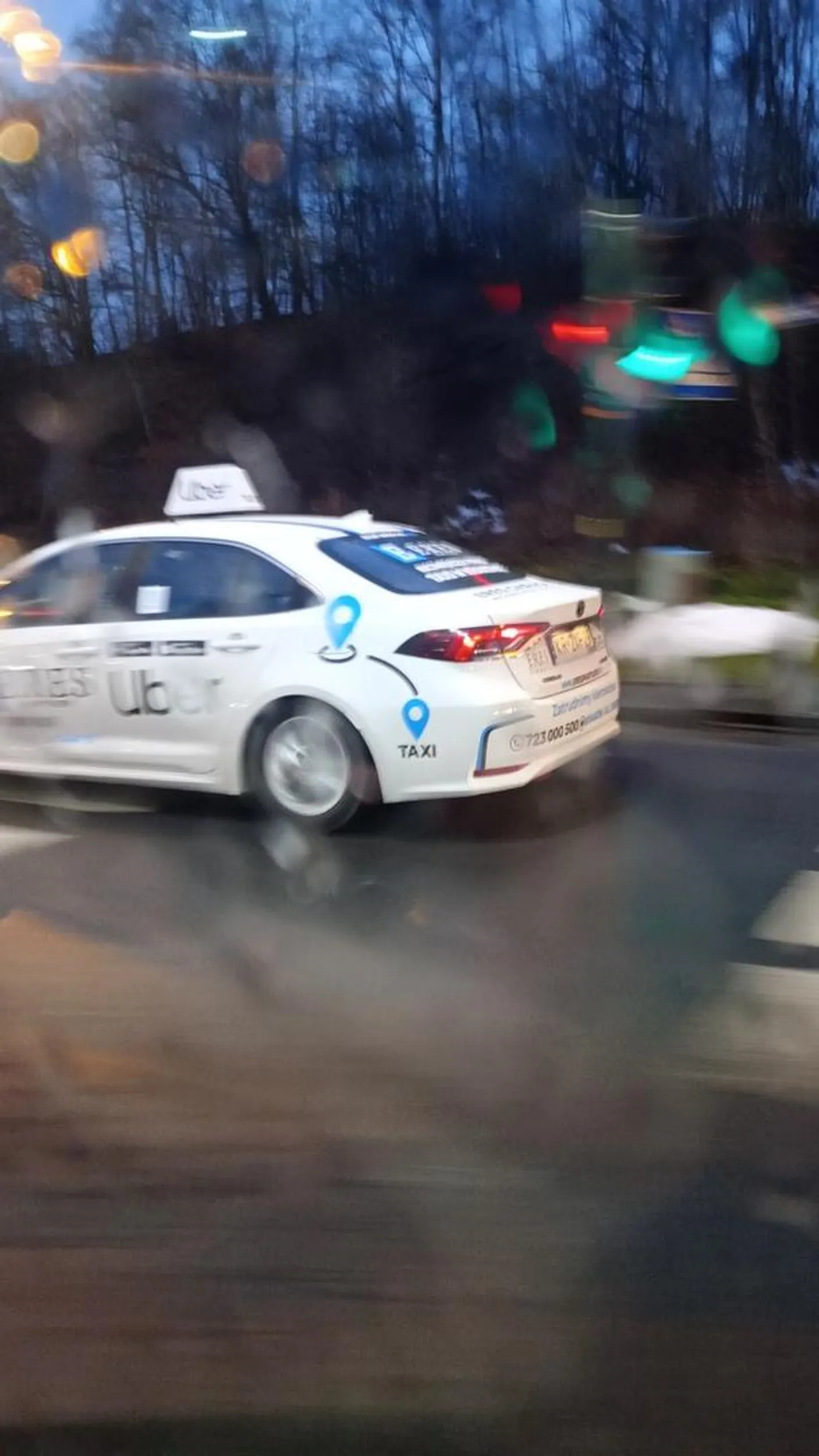 Miganiem światłami i klaksonem wymusza podjechanie do przodu ( niemożliwe z powodu stojącego przede mną samochodu) aby jegomość w taksówce mógł sobie zjechać w prawoskręt.