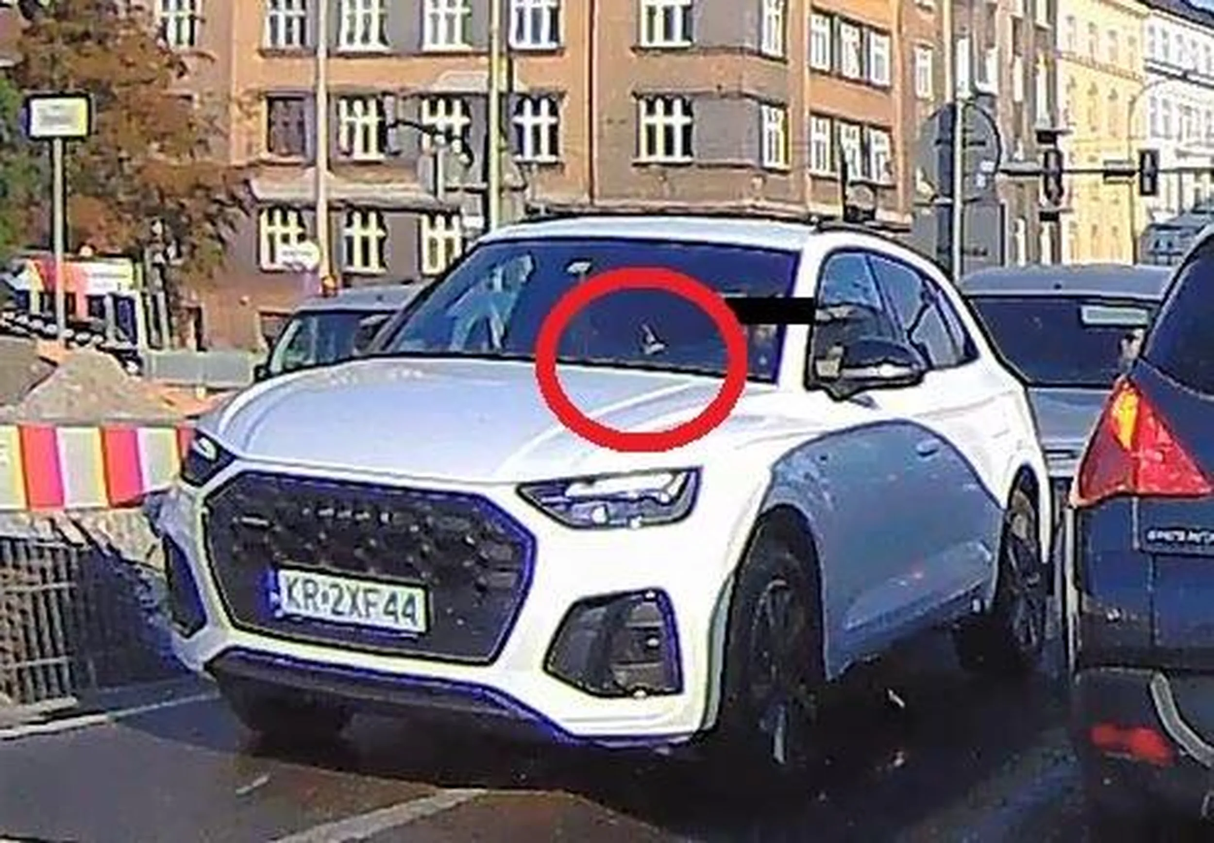 Telefonik w dłoni i skrolując przepisy na nową dietę bananową jazda przez teren budowy, dokładnie gdzie niedawno zakończył jazdę słynny pan Peretti.