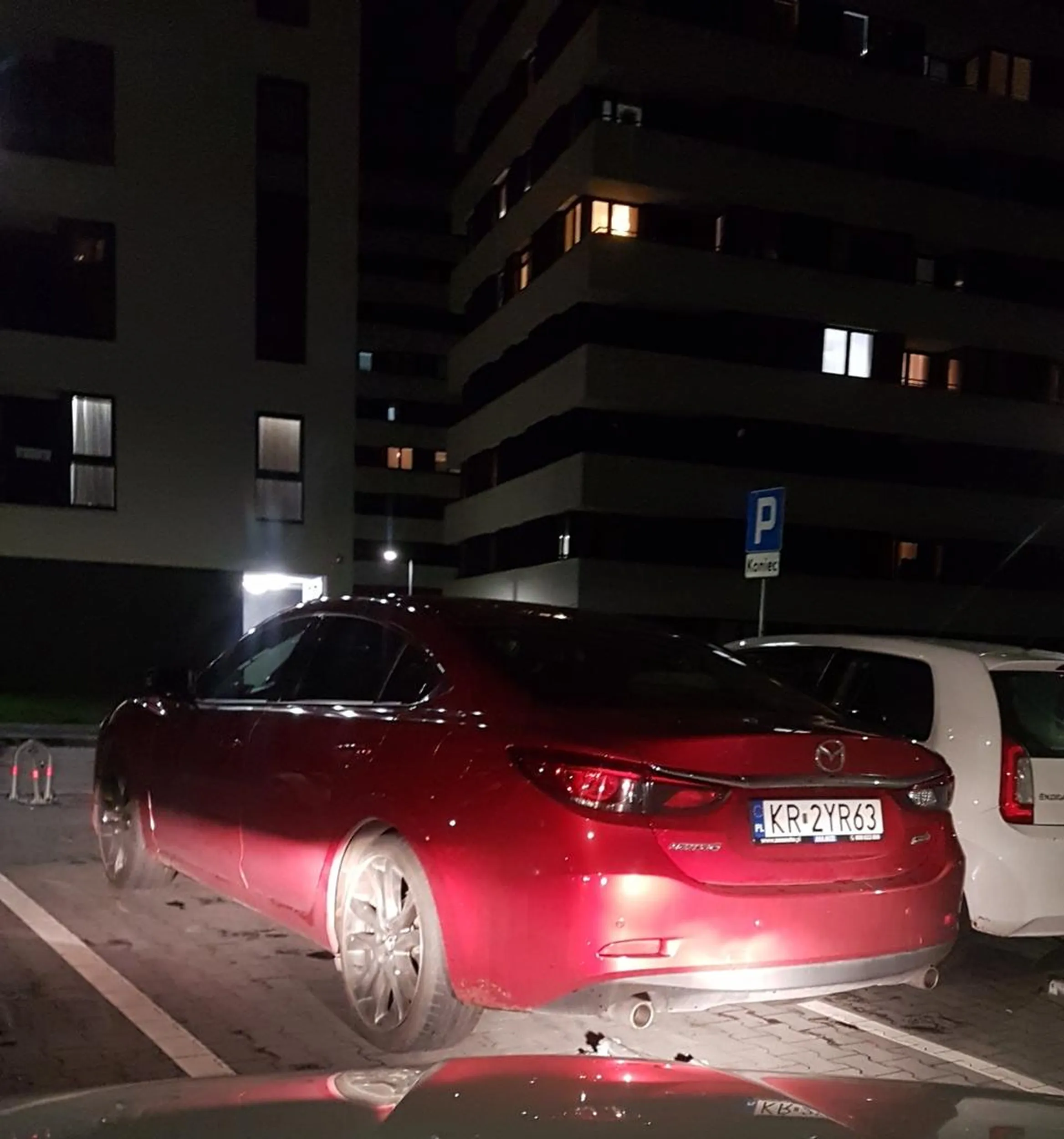 Kierowca lubi zaparkowac sobie na prywatnym miejscu parkingowym. Pozdrawiam.