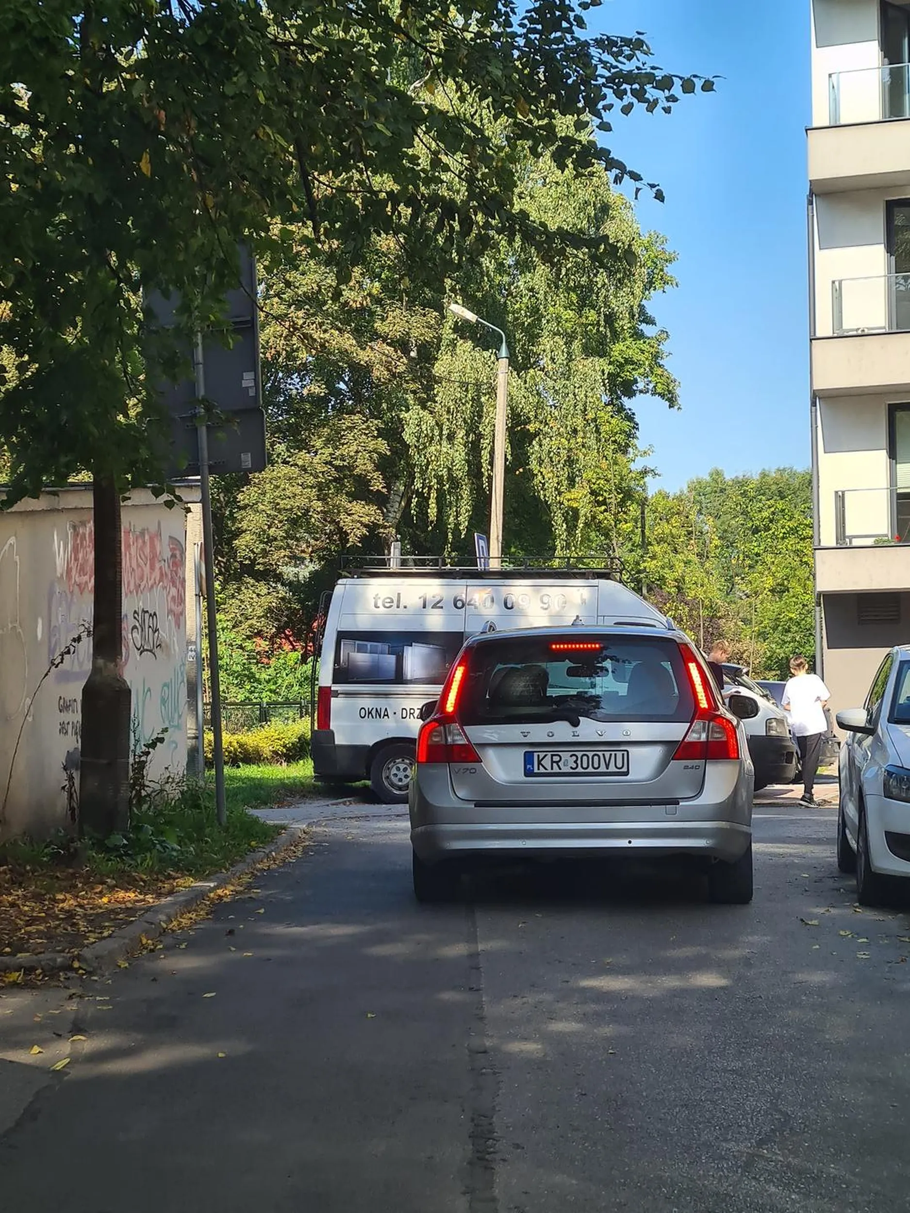 Kierowca wymusza pierwszeństwo cofając i nie zachowując ostrożności