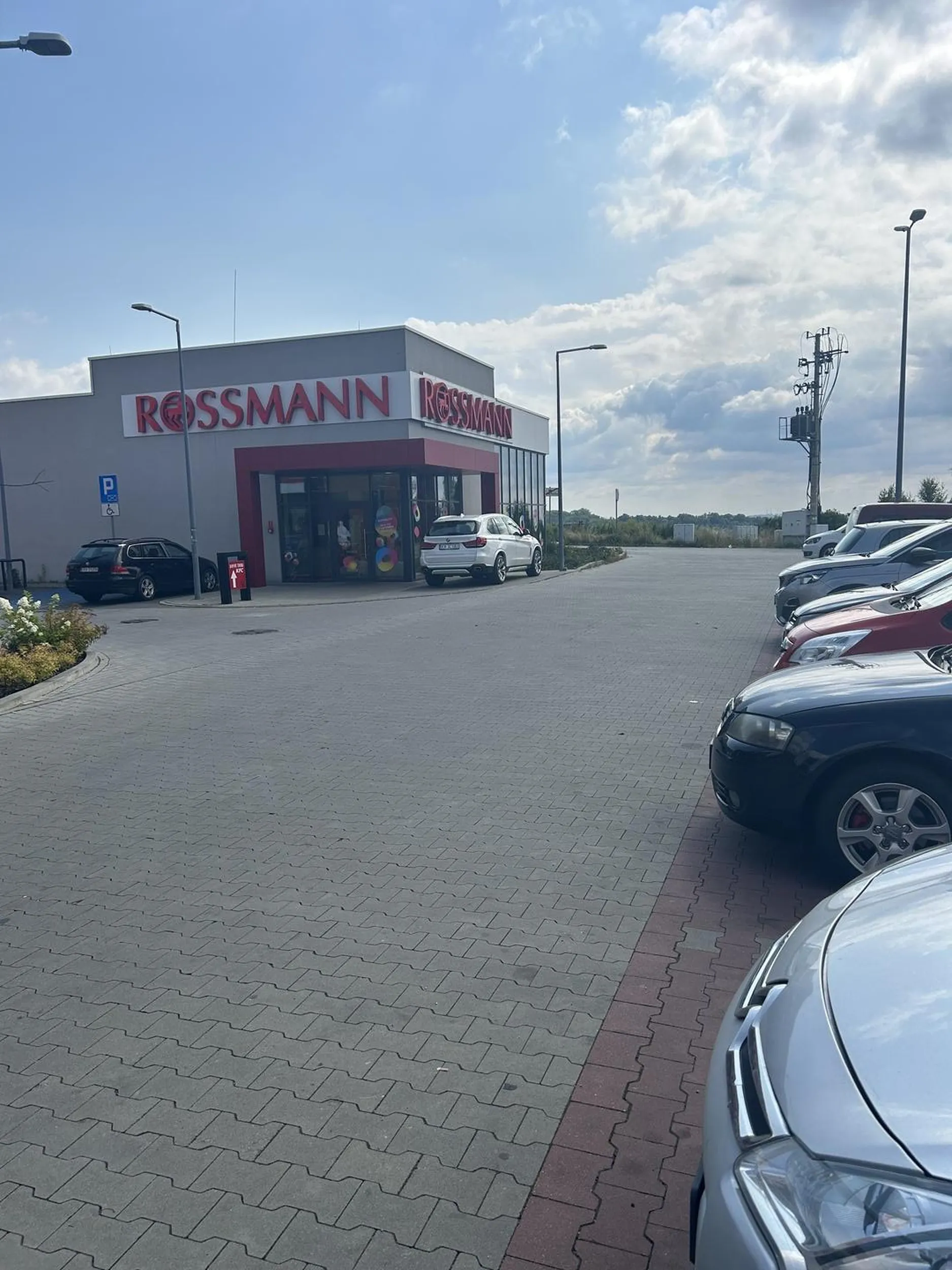 Szkoda, że nie można zaparkować w Rossmannie. Pani się śpieszyło do Biedronki na zakupy