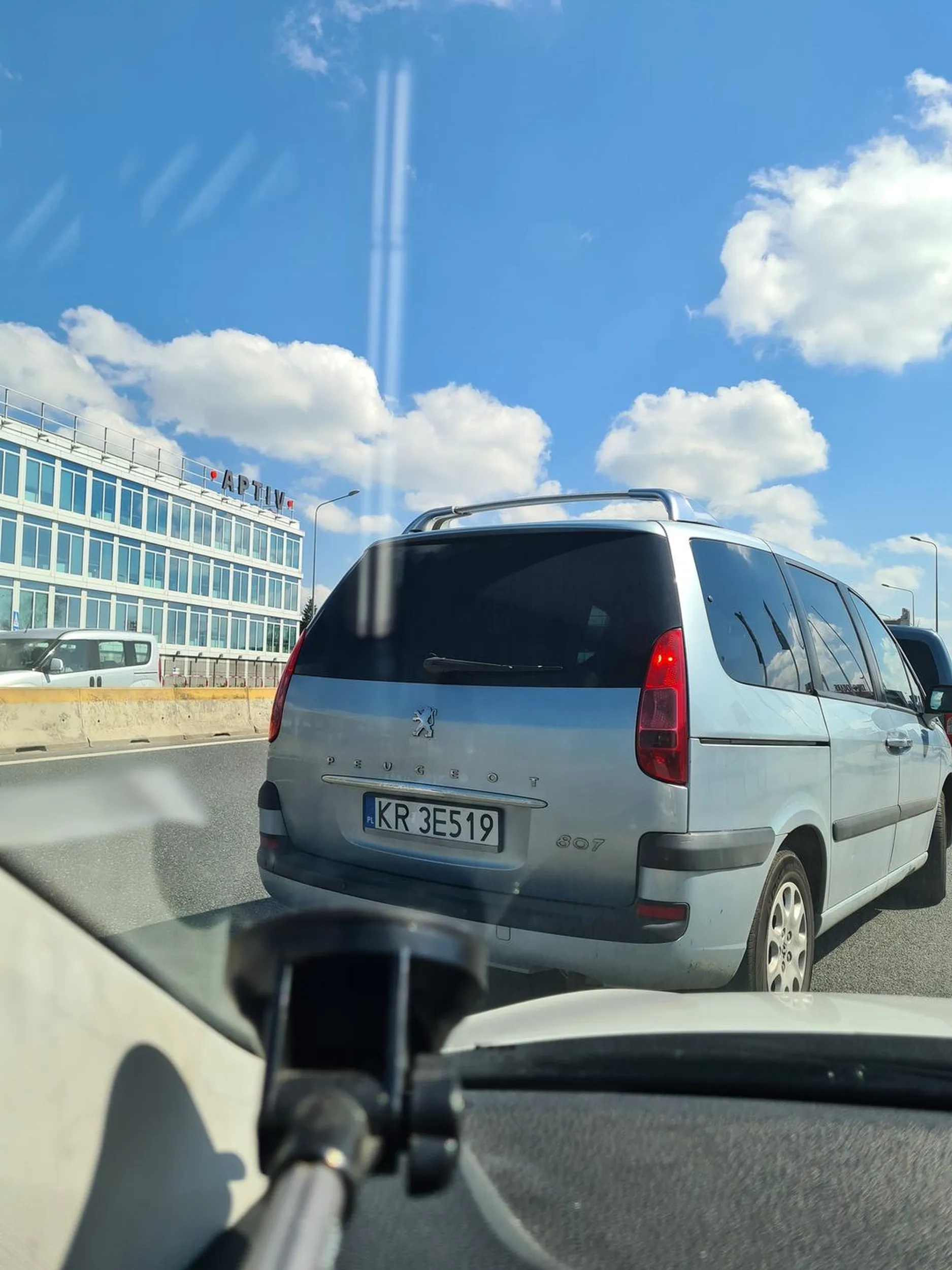 Kierowca wciska się na chama i jeszcze ma pretensje