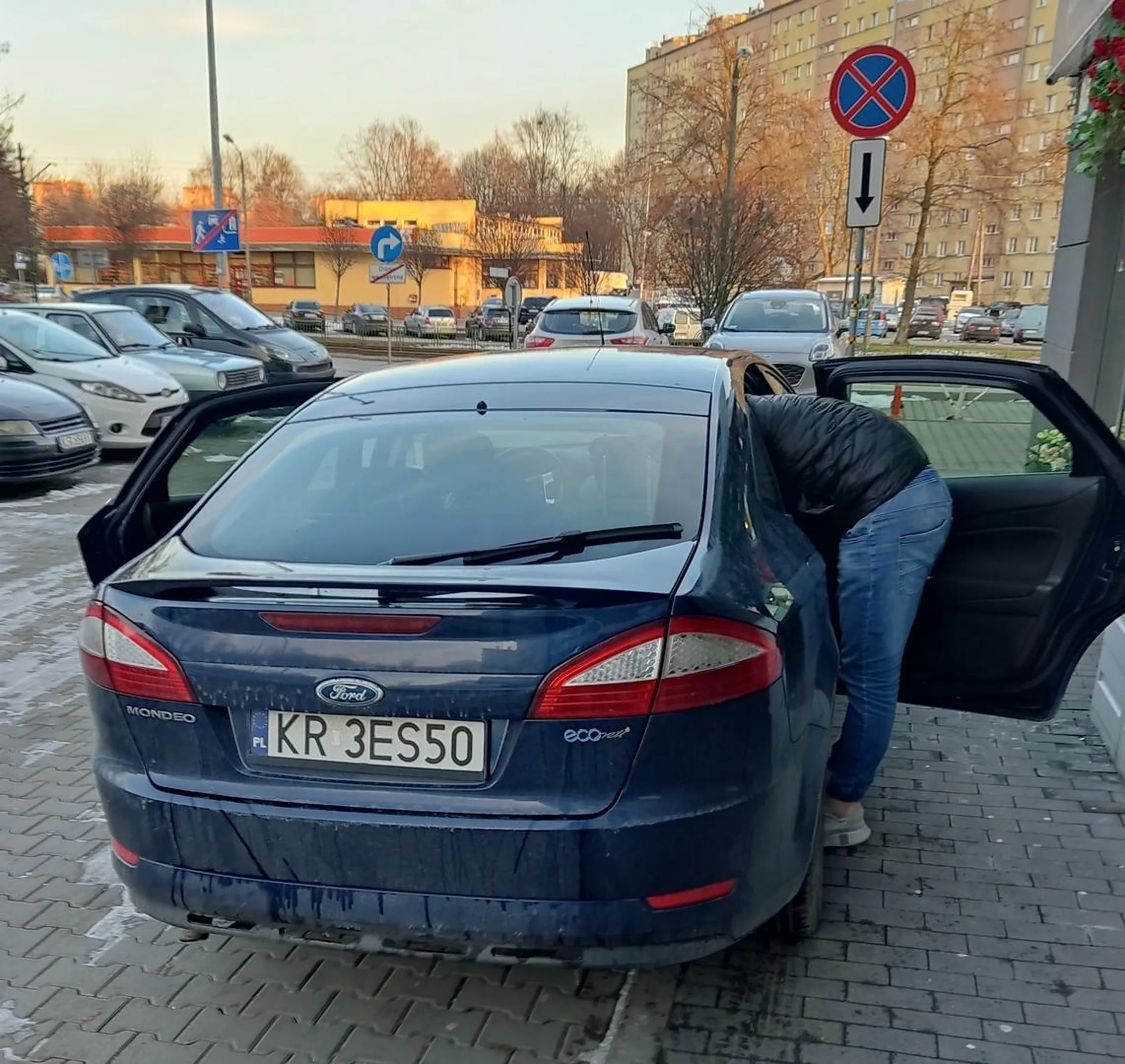 Musi zaparkować na chodniku, bo samym zakazem, bo mu bękarty nie przejdą więcej jak 5 metrów