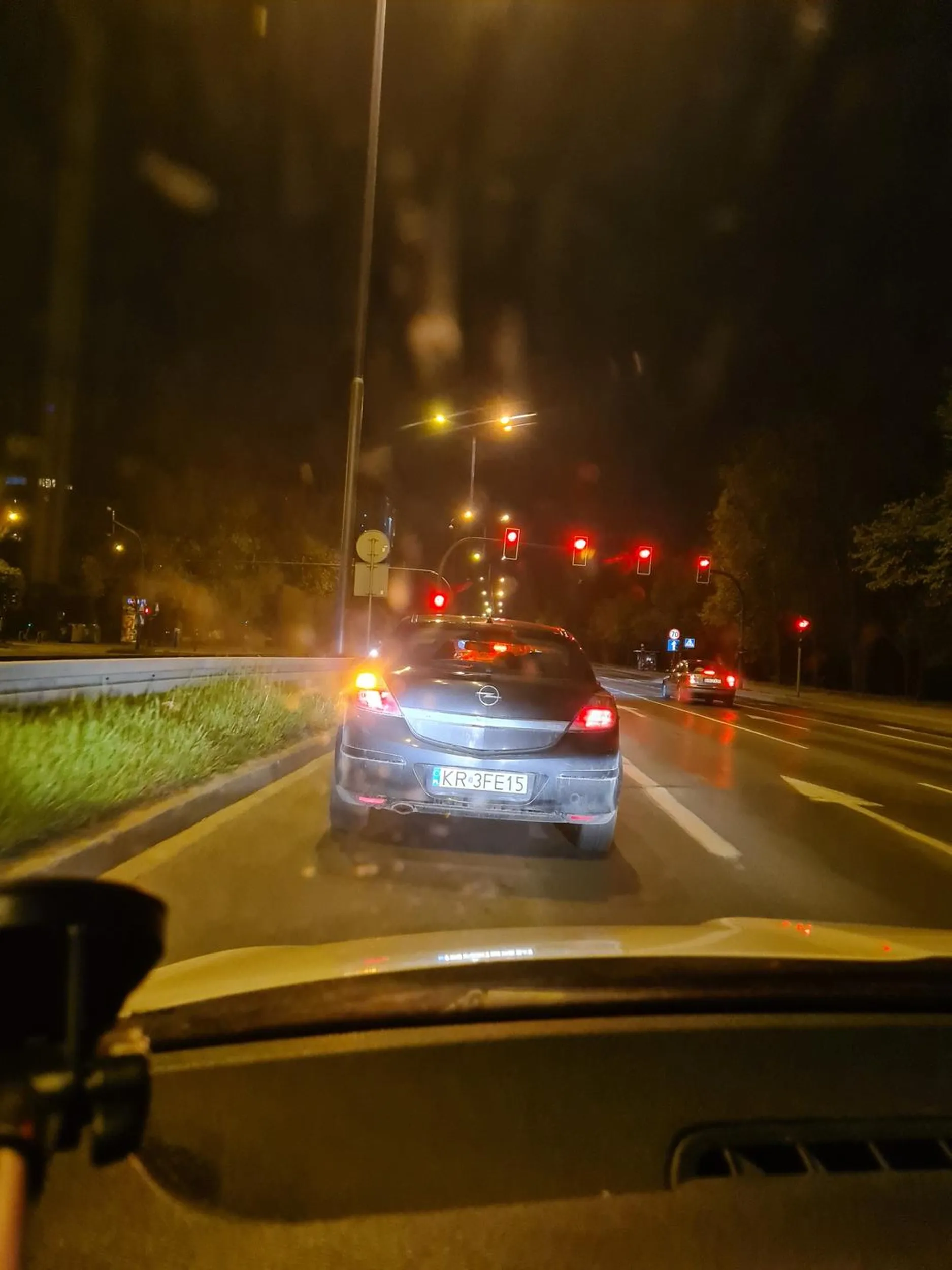 Kierowca jeździ niebezpiecznie i skręca w prawo z pasa do lewoskretu