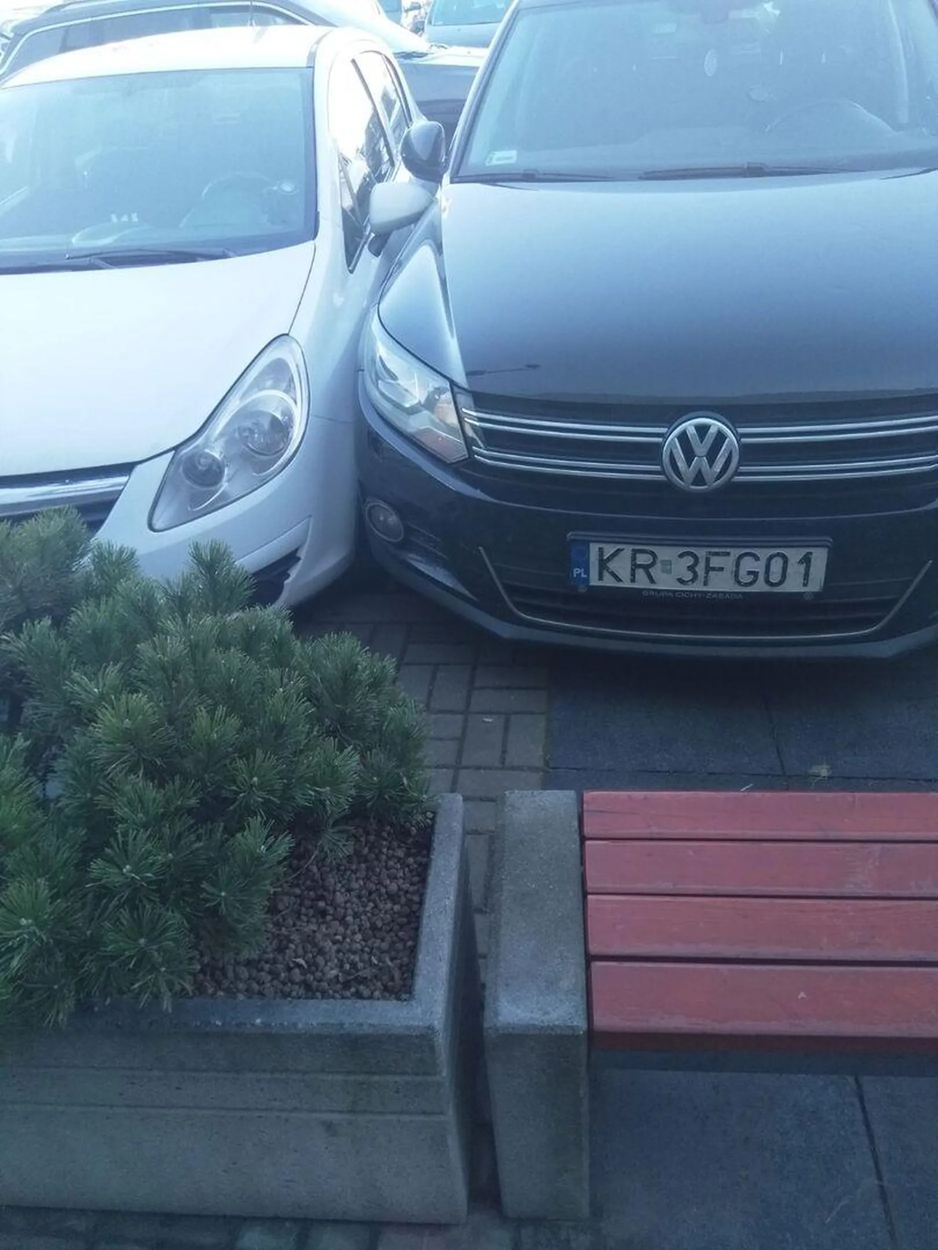 Pan wyjeżdżając z miejsca parkingowego uszkadza dwa sąsiednie auta. Cofając uderza w moje auto czekające na wolne miejsce. Pan krzyczy, że to nie jego wina bo przecież ma prawo jazdy ponad 50lat a według mnie jeździ jakby wsiadł pierwszy raz na kółko. Do końca miał pretensje do wszystkich tylko nie widział swojej winy. Końcowo udało się spisać oświadczenie. Powinni zabrać ci prawo jazdy