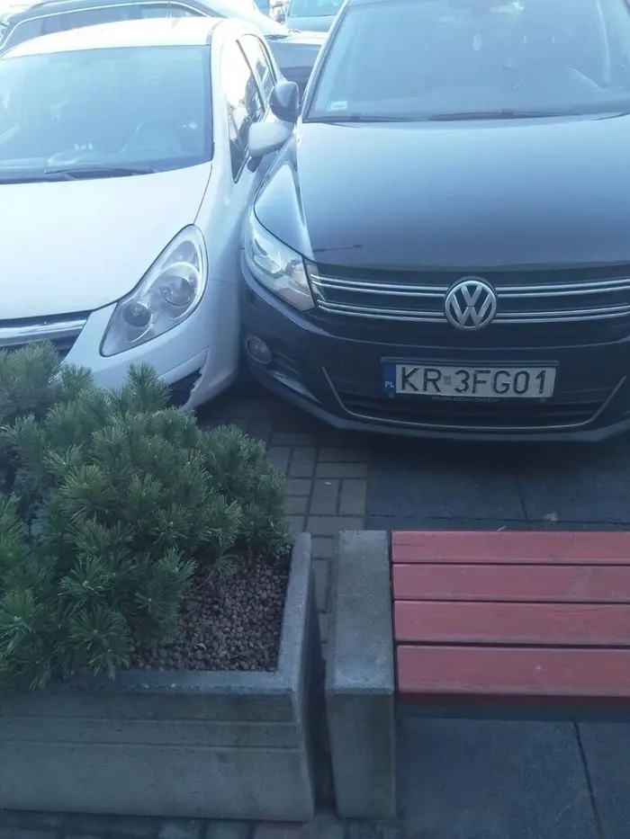 Pan wyjeżdżając z miejsca parkingowego uszkadza dwa sąsiednie auta. Cofając uderza w moje auto czekające na wolne miejsce. Pan krzyczy, że to nie jego wina bo przecież ma prawo jazdy ponad 50lat a według mnie jeździ jakby wsiadł pierwszy raz na kółko. Do końca miał pretensje do wszystkich tylko nie widział swojej winy. Końcowo udało się spisać oświadczenie. Powinni zabrać ci prawo jazdy