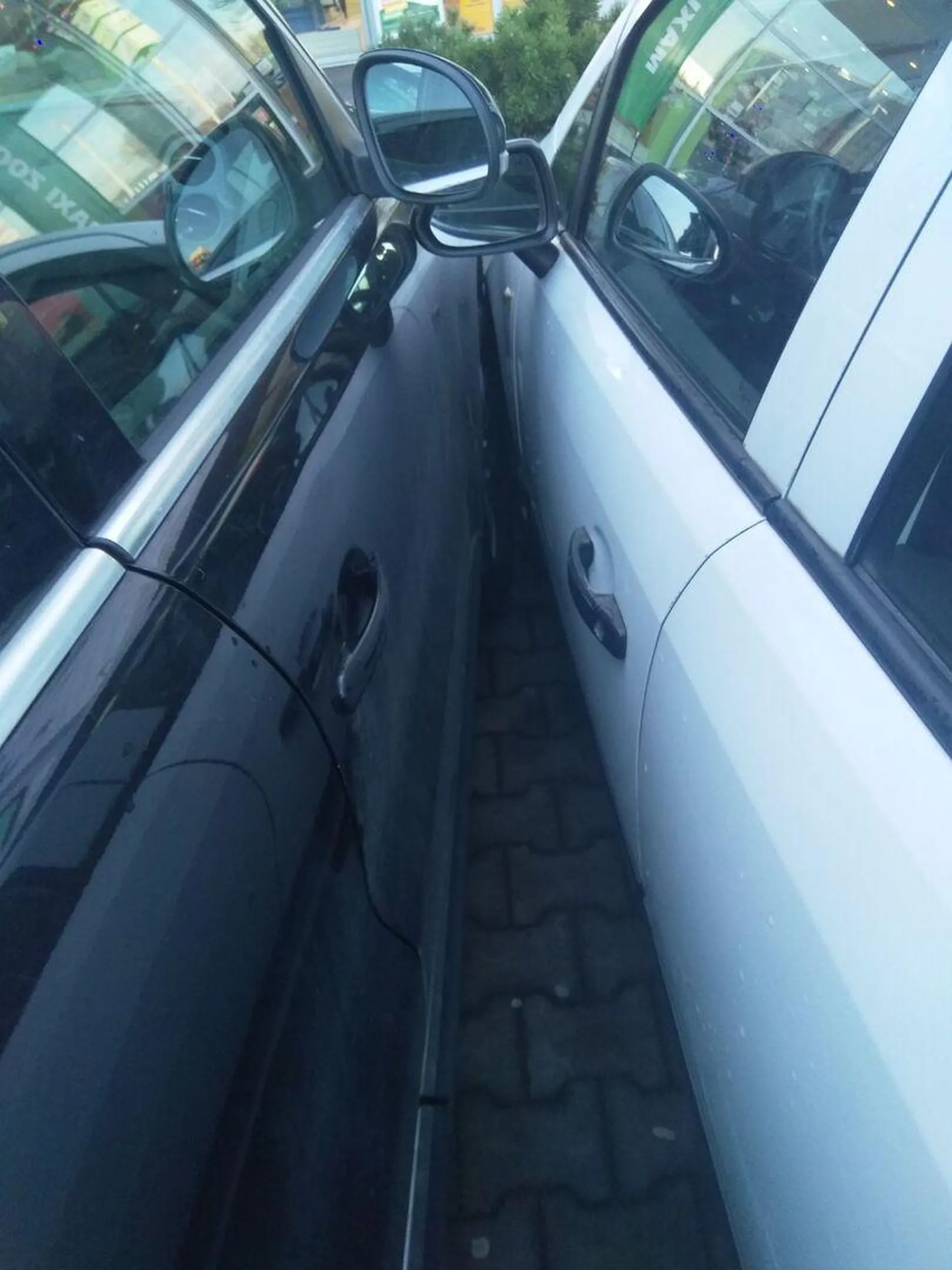 Pan wyjeżdżając z miejsca parkingowego uszkadza dwa sąsiednie auta. Cofając uderza w moje auto czekające na wolne miejsce. Pan krzyczy, że to nie jego wina bo przecież ma prawo jazdy ponad 50lat a według mnie jeździ jakby wsiadł pierwszy raz na kółko. Do końca miał pretensje do wszystkich tylko nie widział swojej winy. Końcowo udało się spisać oświadczenie. Powinni zabrać ci prawo jazdy