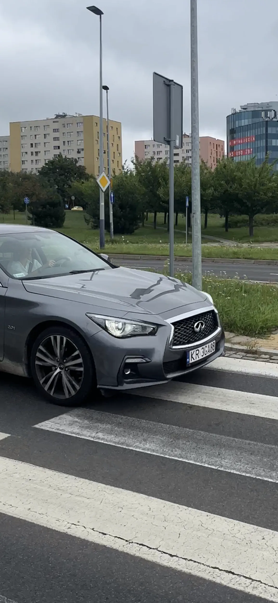 Szanowna Pani, jesli na przejsciu jest pieszy należy go przepuscic