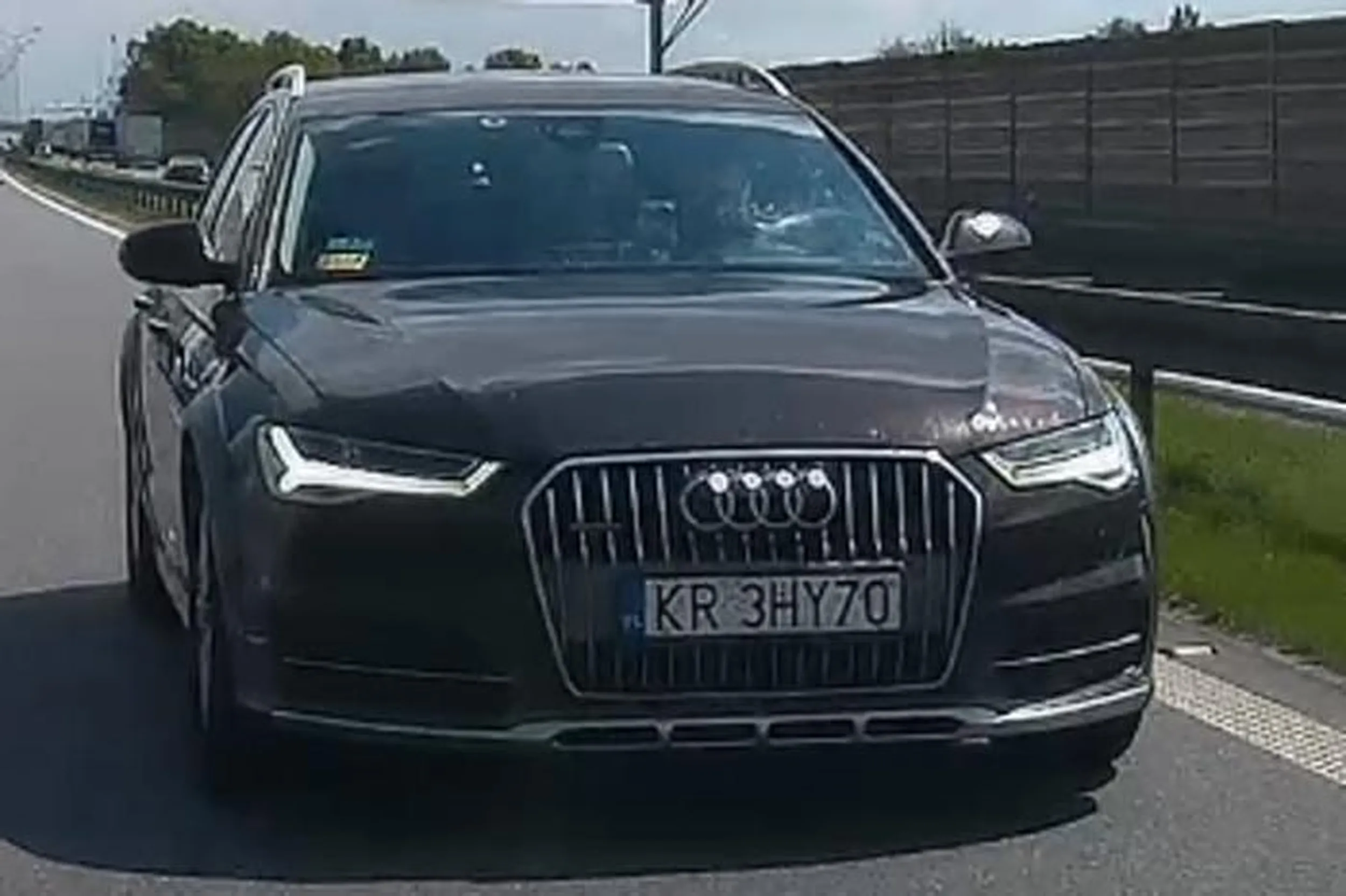 Jeździ wszystkim na zderzaku, inaczej nie umie.