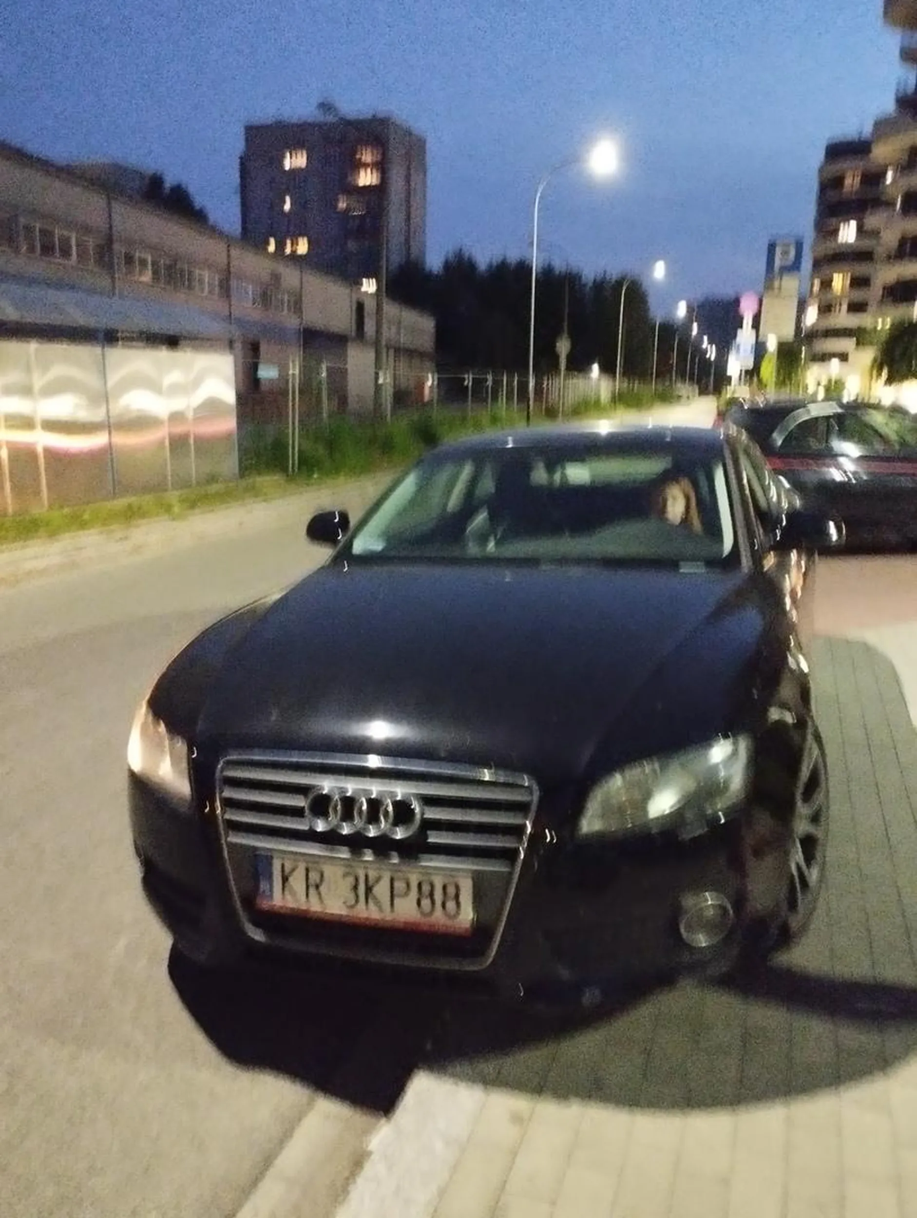 Stoi na chodniku, i siedzi w samochodzie... Brawo