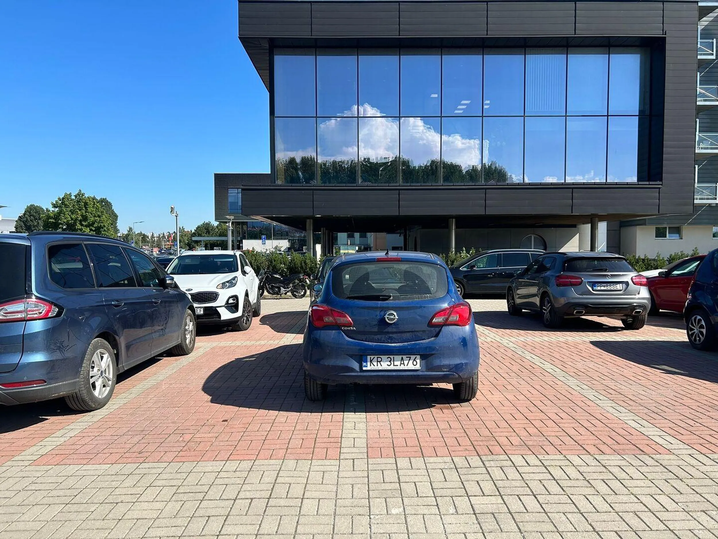 Mistrz parkowania. Nie dość że na 2 miejscach to jeszcze mała corsą