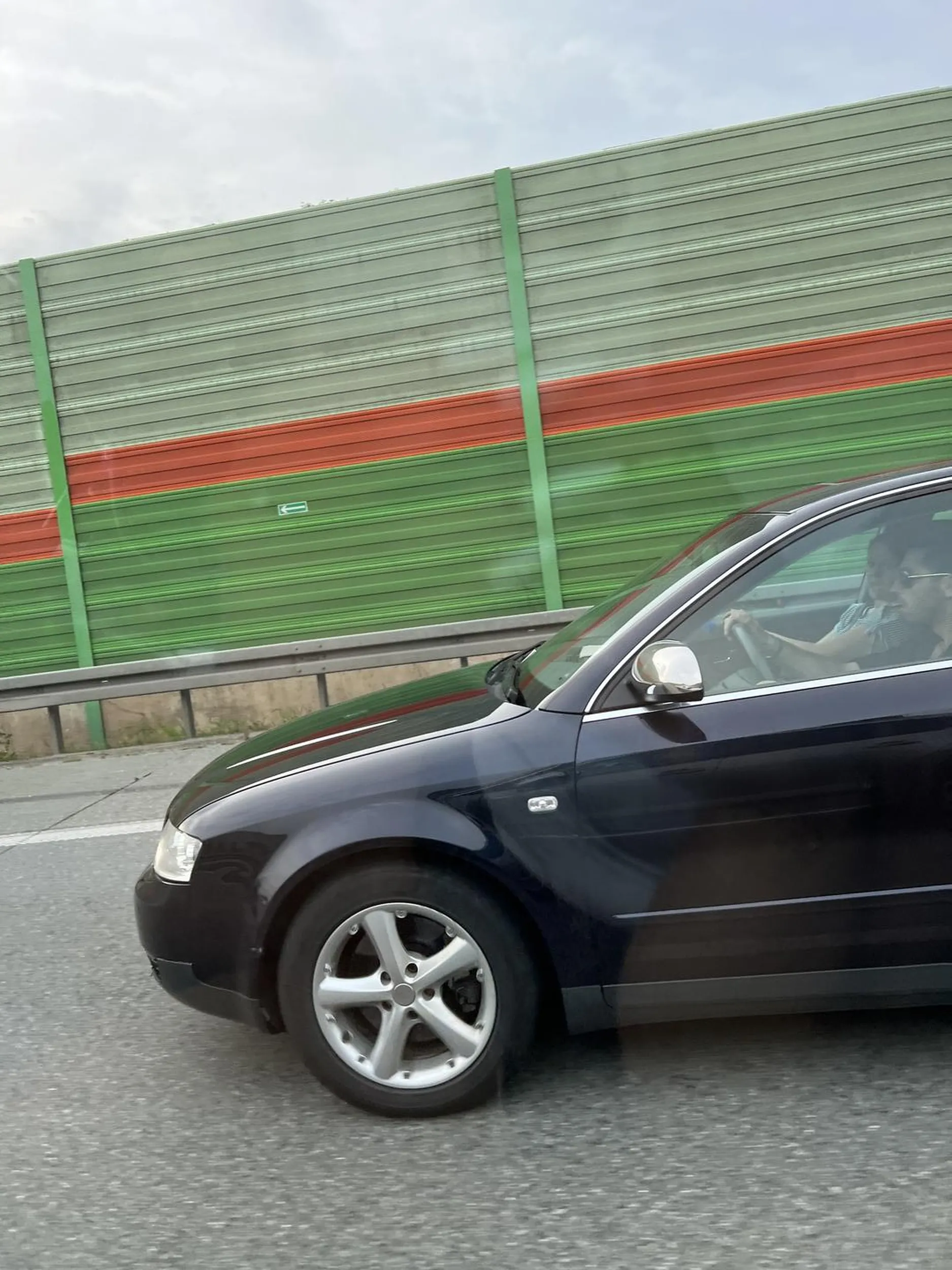 Cham jakich mało, było to już chwile temu ale gość zjeżdżał z prawego pasa na autostradzie (ja jechałam na prawym, zrównaliśmy się) zaczął w nas wjeżdżać, dopiero gdy zaczęłam trąbić a on złożył nam lusterko to się zorientował że w nas wjeżdża, następnie ostro zahamowaliśmy (jeszcze pare aut za nami)… Trochę niebezpieczna sytuacja ale ten kierowca się nie przejął bo zaczął uciekać, udało nam się go dogonić i stąd zdjęcia.
