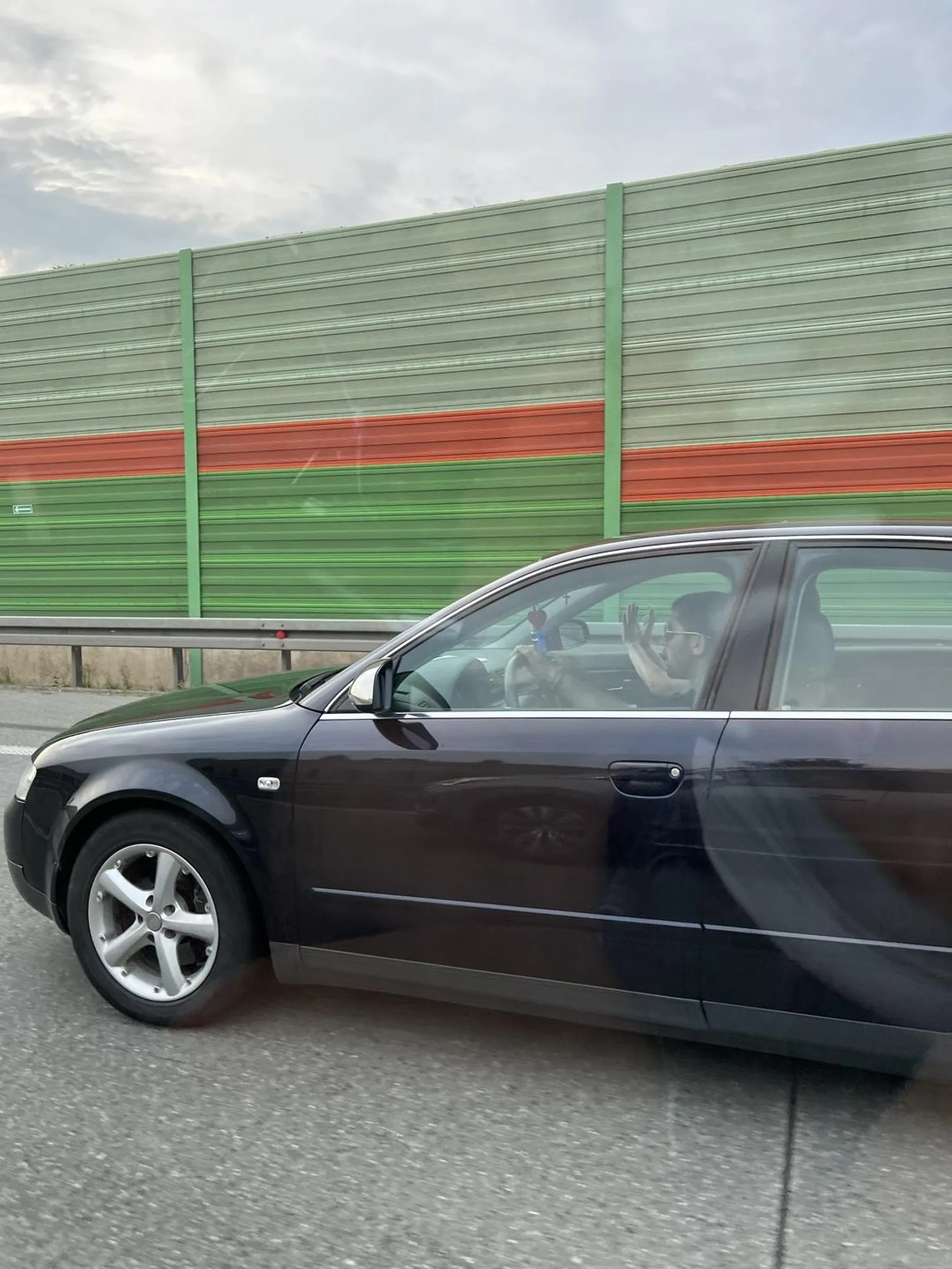 Cham jakich mało, było to już chwile temu ale gość zjeżdżał z prawego pasa na autostradzie (ja jechałam na prawym, zrównaliśmy się) zaczął w nas wjeżdżać, dopiero gdy zaczęłam trąbić a on złożył nam lusterko to się zorientował że w nas wjeżdża, następnie ostro zahamowaliśmy (jeszcze pare aut za nami)… Trochę niebezpieczna sytuacja ale ten kierowca się nie przejął bo zaczął uciekać, udało nam się go dogonić i stąd zdjęcia.