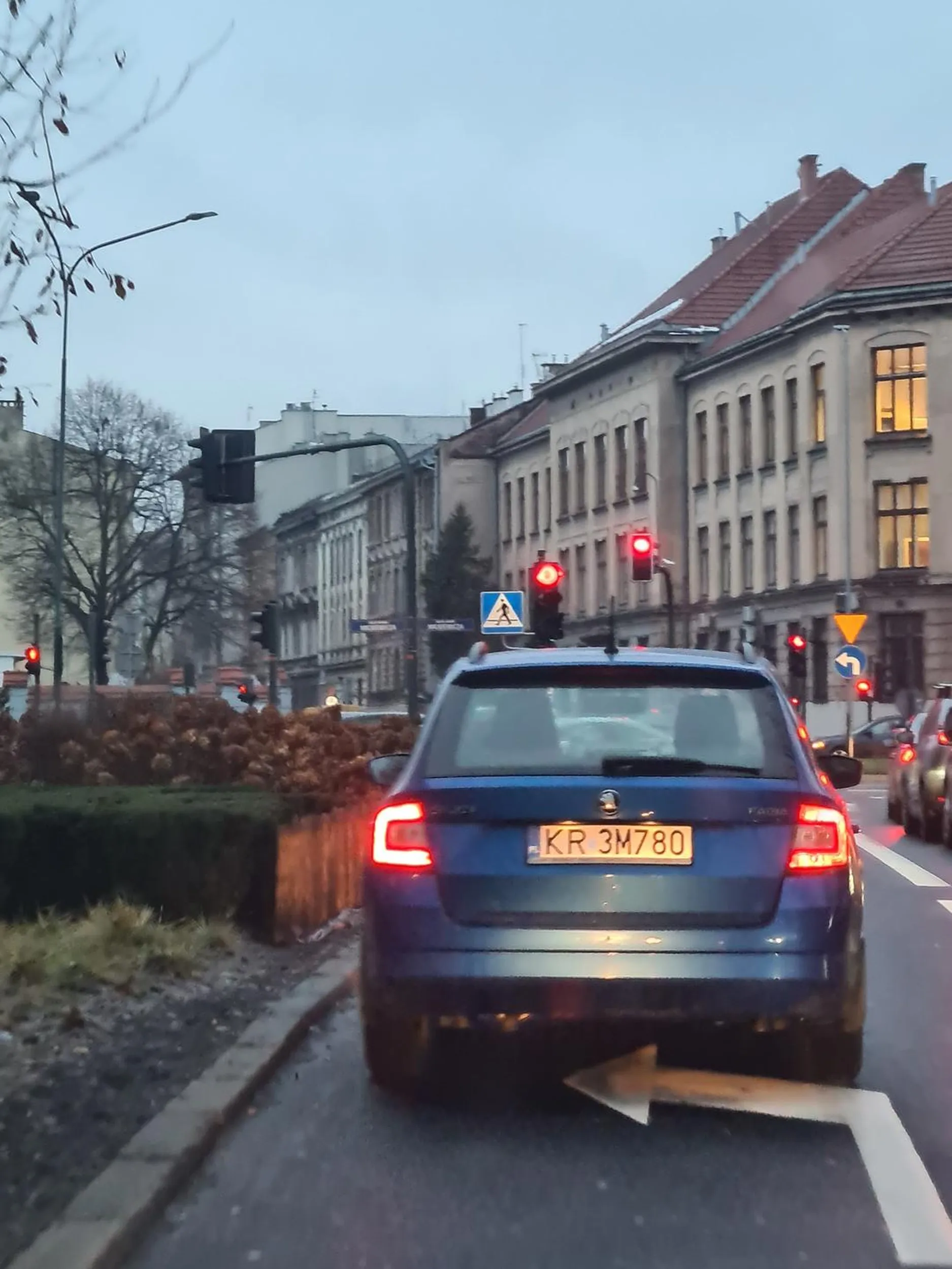 Kierowca wymusza pierwszeństwo zajeżdża drogi. Paskudna baba