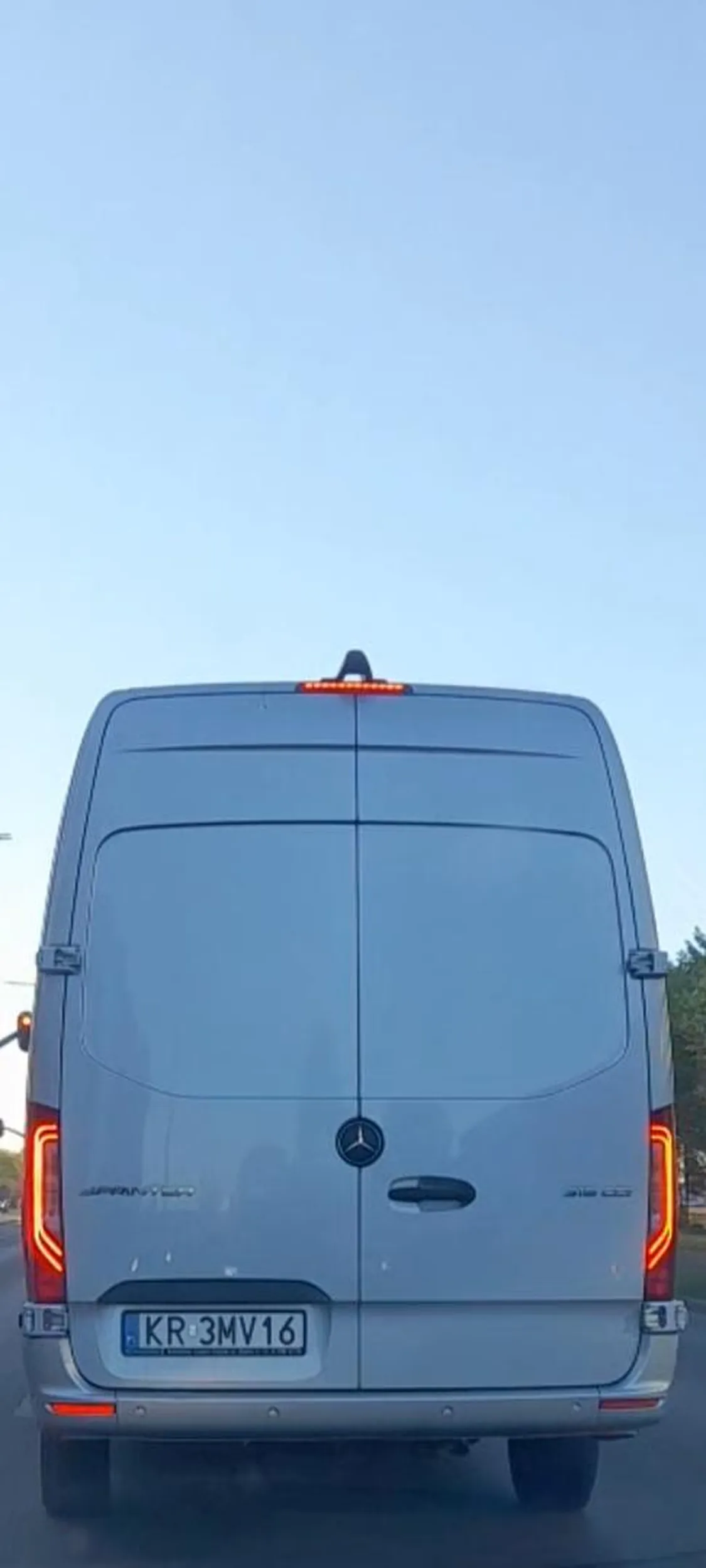 Nie ładnie na czerwonym się nie jeździ