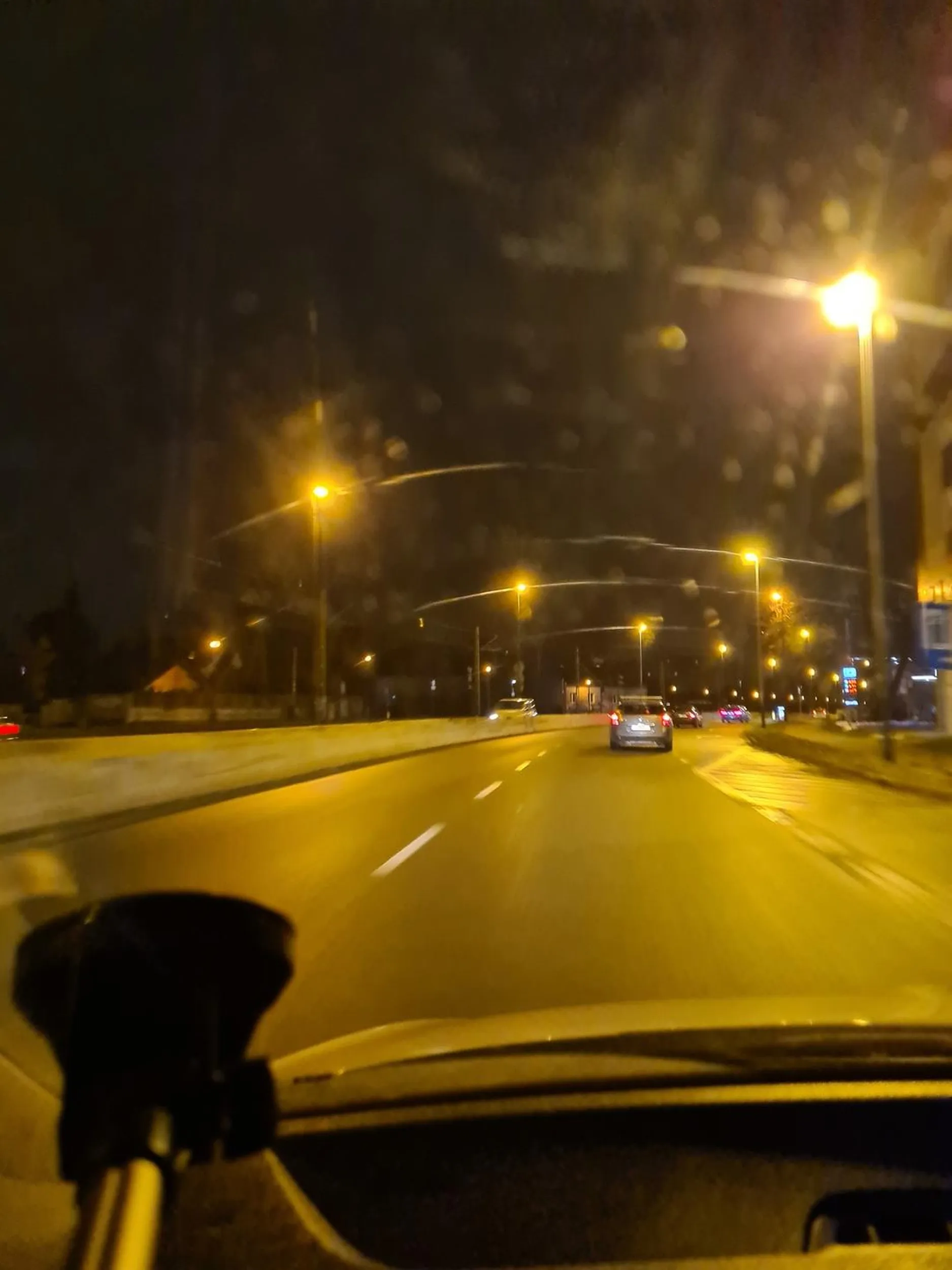 Kierowca  wymusza pierwszeństwo po czym ostro hamuje