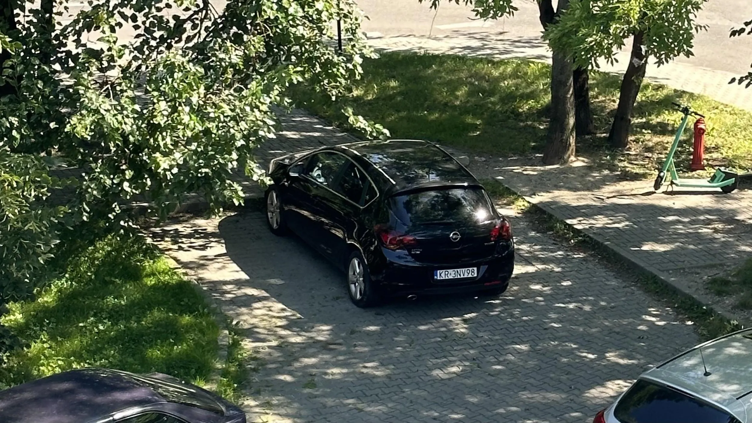 Festiwal świetnego parkowania ciąg dalszy - tym razem zajął półtora miejsca i tak stoi już kilka dni.