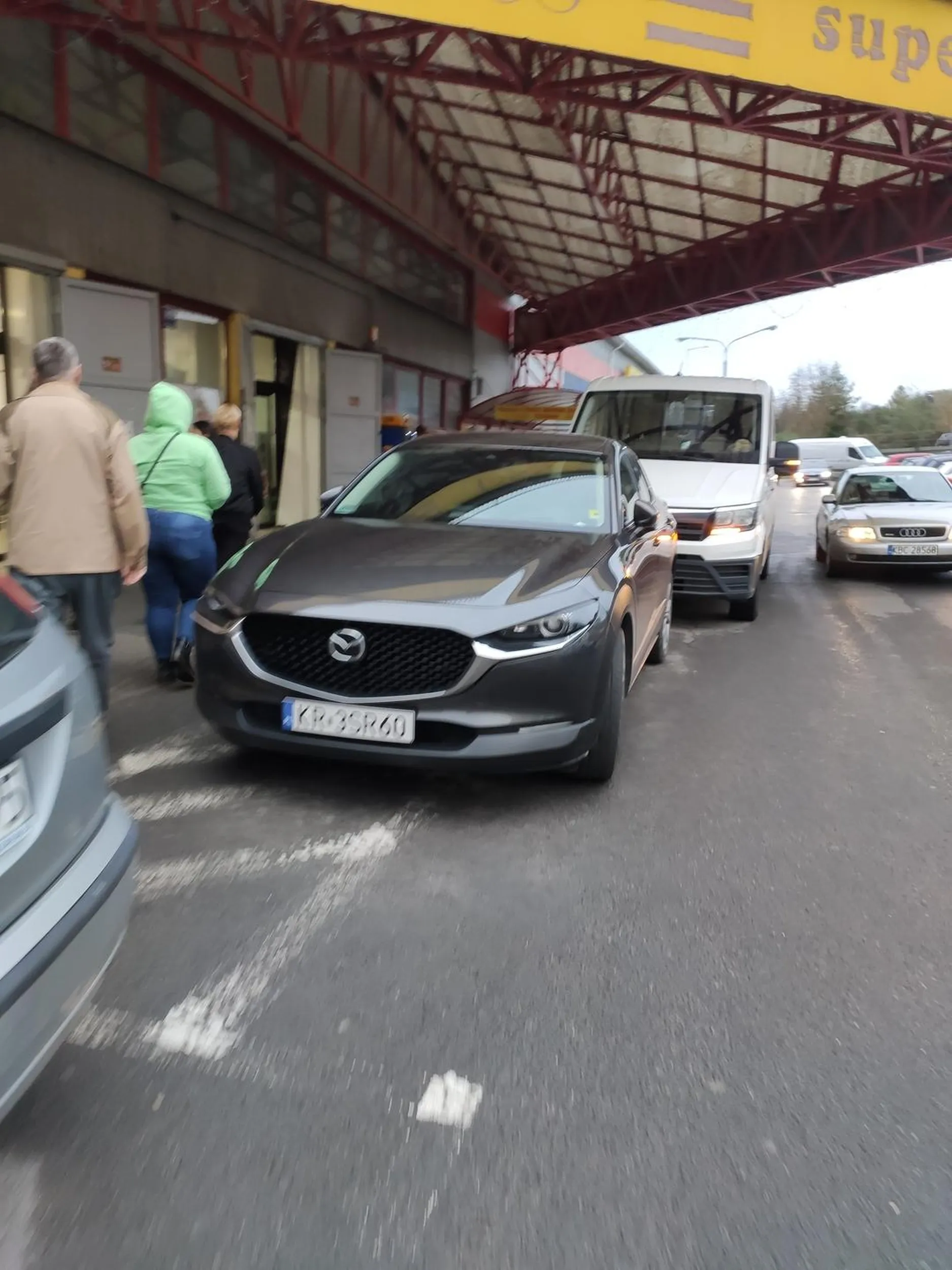 Dobrze, że nie wjechałeś do sklepu tym szrotem. WSTYD