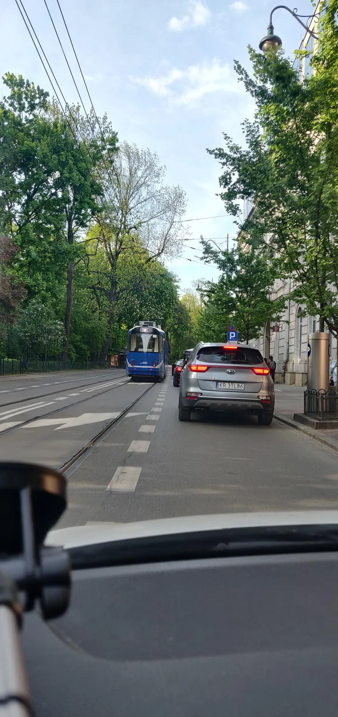 Kierowca blokuje ruch i wpuszcza pieszych pod tramwaj