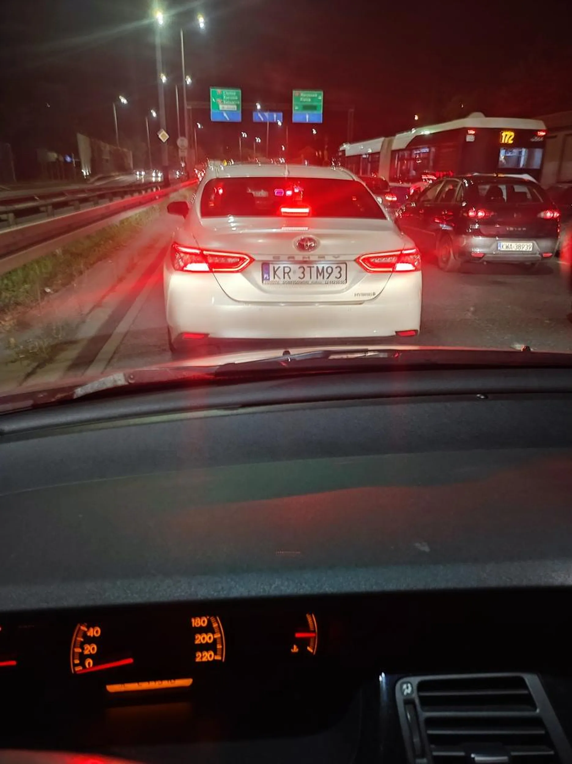 Ja na prawdę rozumiem, że korek, chcę się palić i wszystko ale wypieprzanie kilku petów i papierków przez okno to już chamstwo. Poza tym polecam nauczyć się obsługi centymetra, bo stawanie 2/3 długości auta od poprzedniego w KORKU to tylko wkurwianie wszystkich do okoła i podjeżdżanie na 5 razy też tylko drażni a w niczym nie pomaga. Może czas wrócić na jazdy na naukę jazdy w czasie korku a nie tylko jak droga jest pusta?!