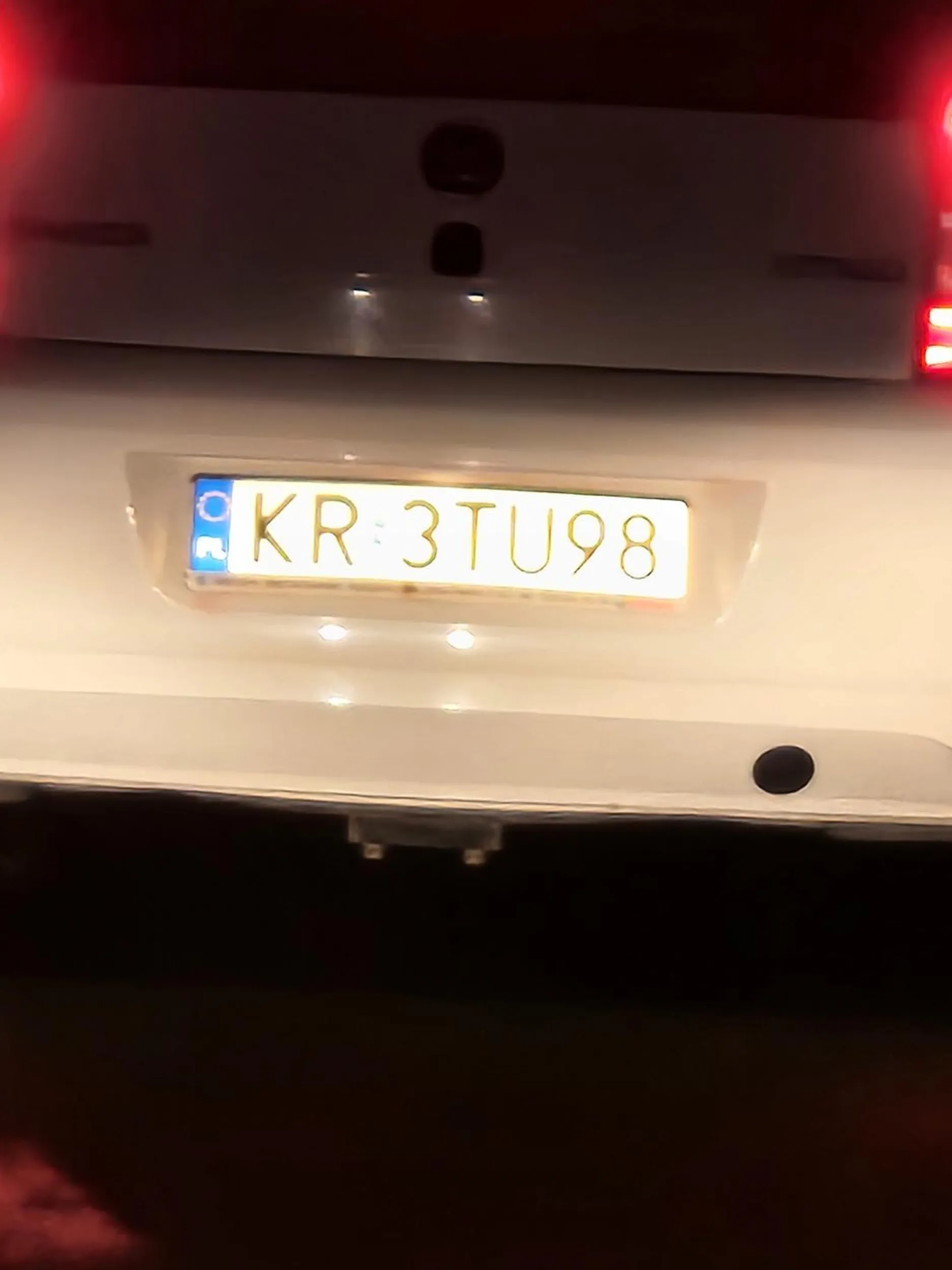 Głupie kurwisko zajeżdża drogę białą od spermy połowy osiedla skodą drogę i stroi głupie miny zamiast się skupić na drodze.