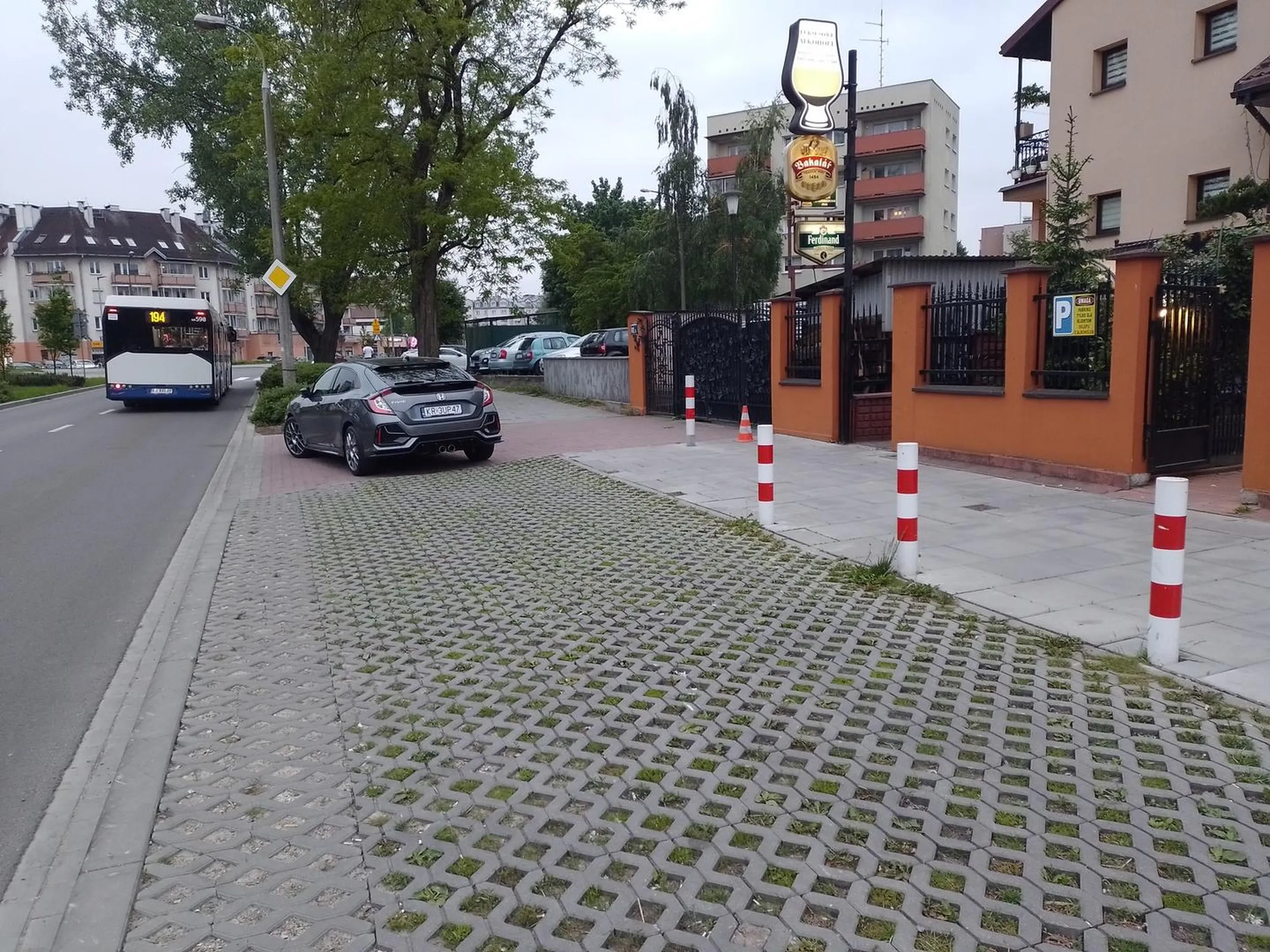 Pani wysiadła z nowiutkiej hondy i pospiesznie weszła do sklepu alkoholowego ... Zostawiła auto zaparkowane na wyjeździe z owego sklepu.... To nic że obok były wolne miejsca parkingowe przeznaczone dla klientów sklepu. Trzeba być blondynką by tak zaparkować.