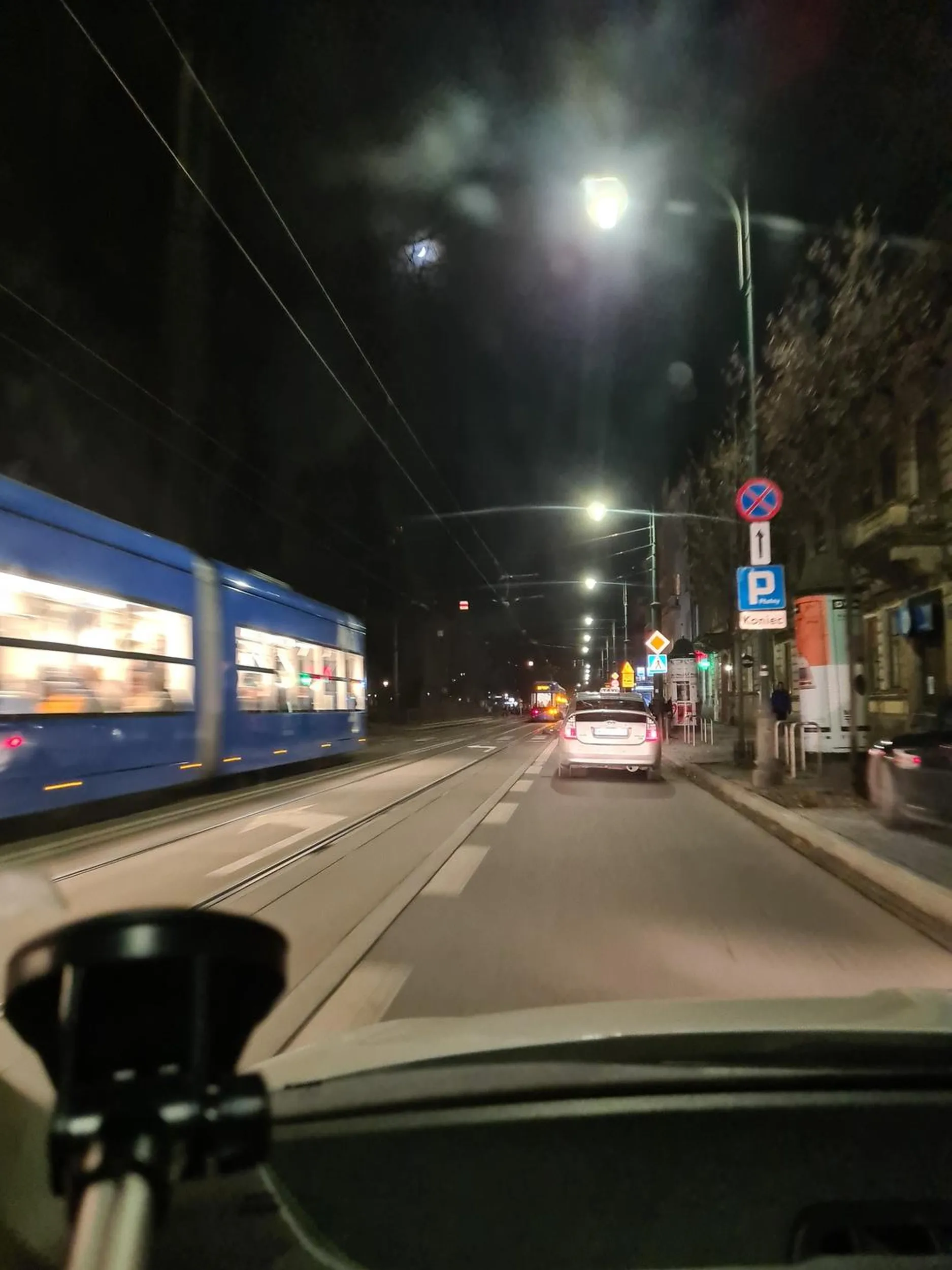 Kierowca wymusza pierwszeństwo na żywca