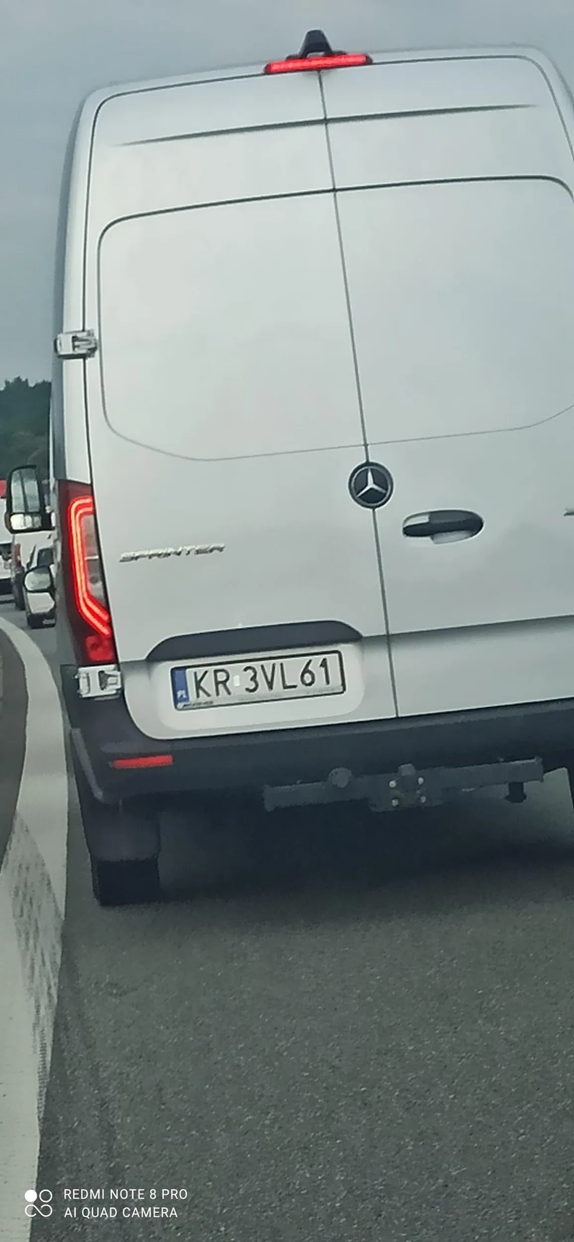 Mimo korka na autostradzie, miga na autostradzie, później wyprzedza pasem najazdowym i zajeżdża drogę