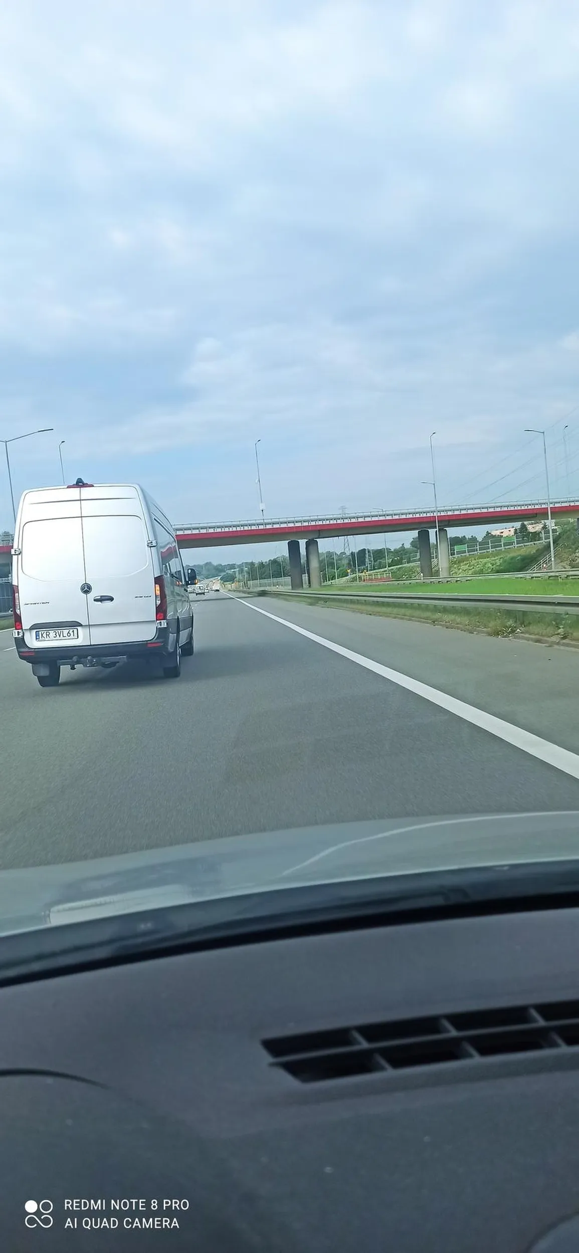 Mimo korka na autostradzie, miga na autostradzie, później wyprzedza pasem najazdowym i zajeżdża drogę