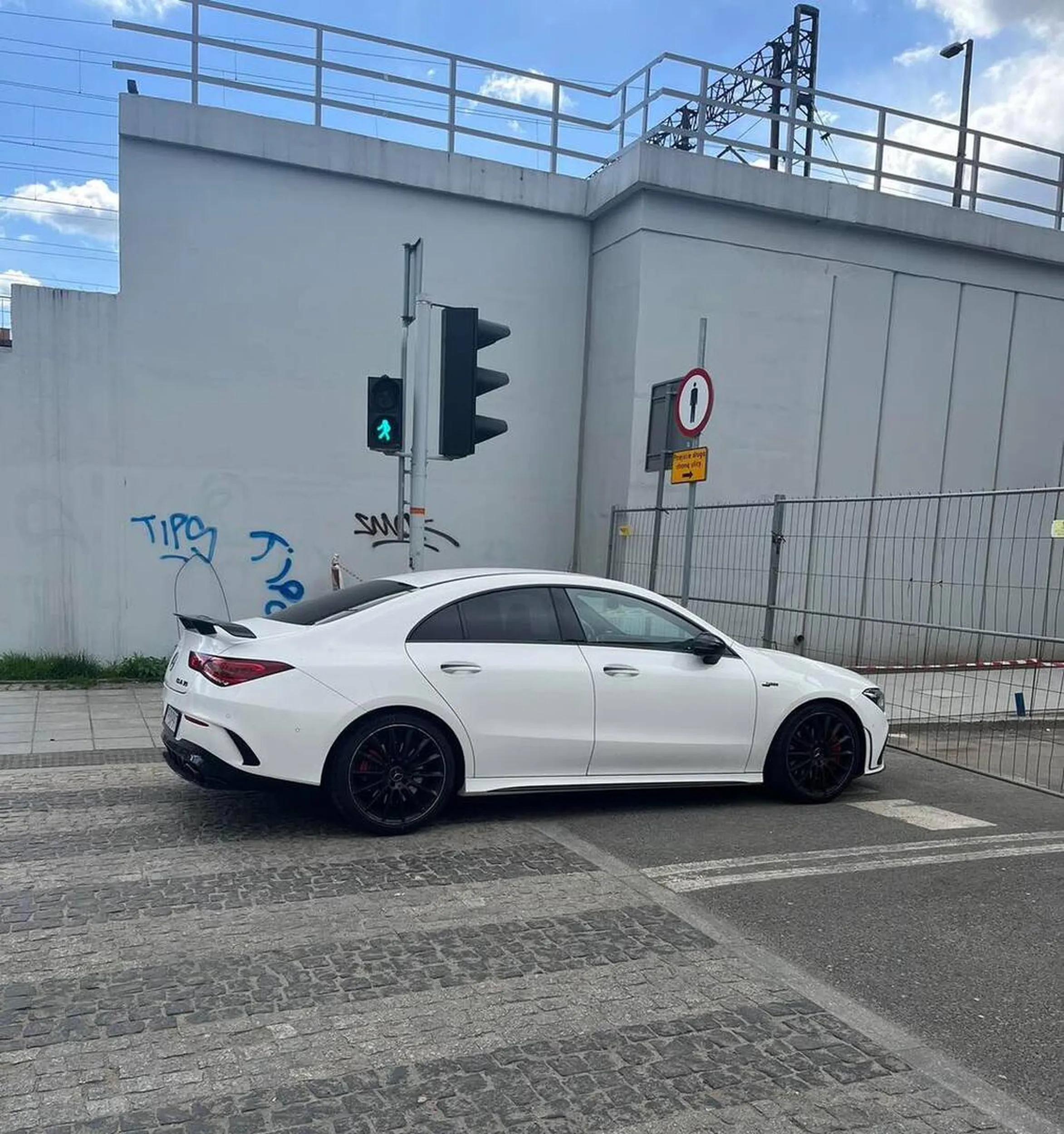 jakim smieciem trzeba być zebyt tą oblepioną spojlerami zabawką stawać na przejsciu dla pieszych