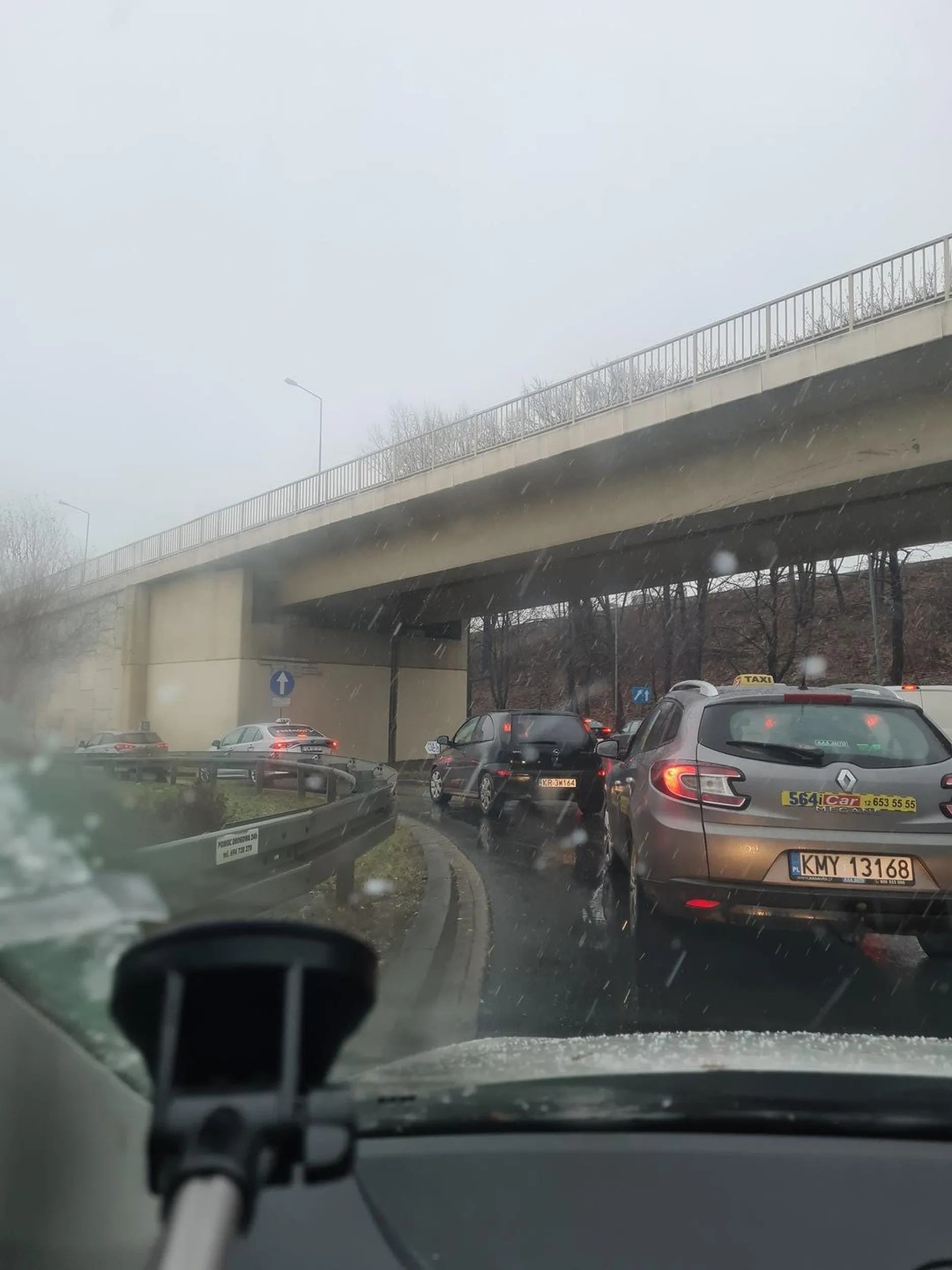 Kierowca stwarza zagrożenie na drodze