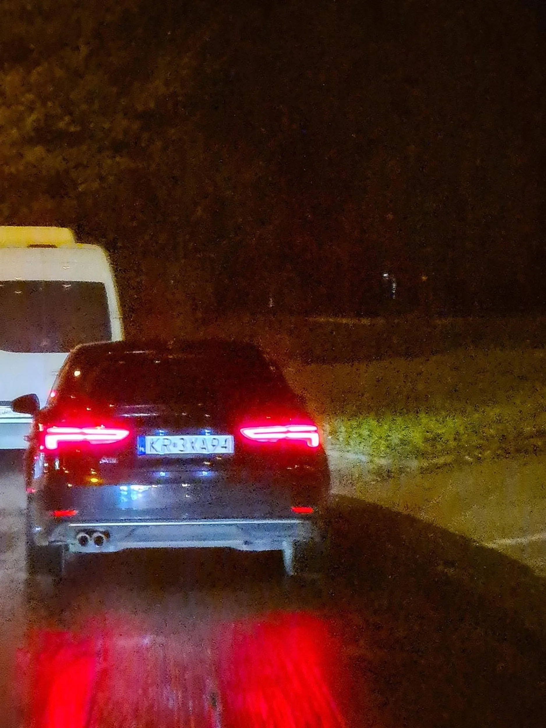 Kierowca jeździ buspasem bezprawnie